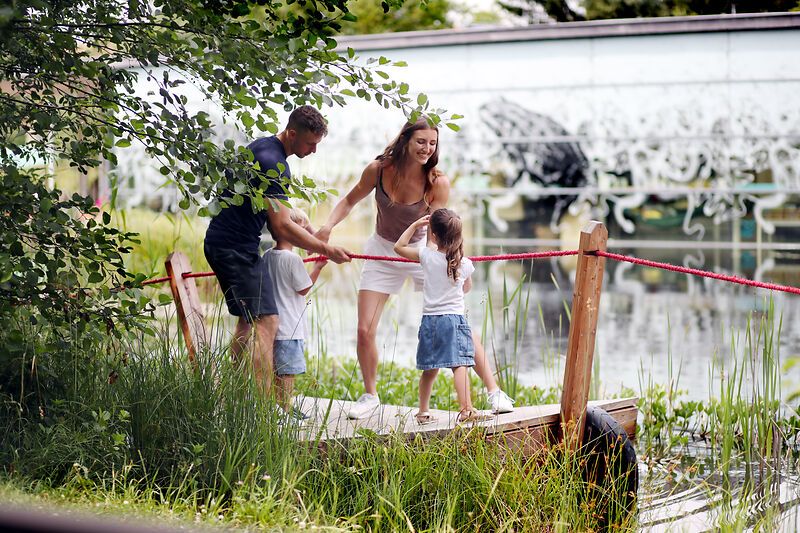 Eine Familie auf einem Steg im UnterWasserReich Schrems.