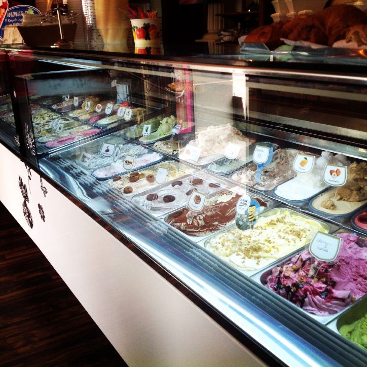 Eisvitrine mit verschiedenen Eissorten in einem Café.