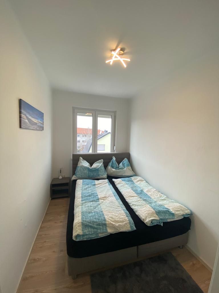 Schlafzimmer mit Doppelbett und Fenster