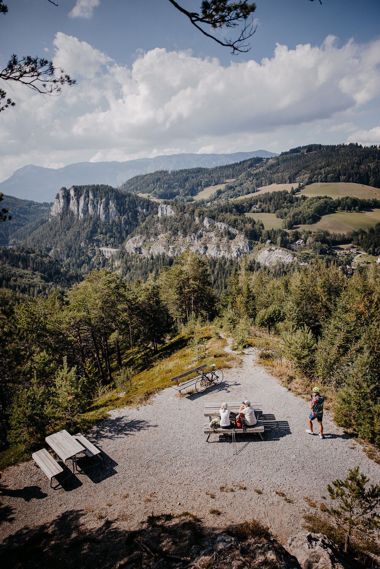Wanderer machen Pause auf einer Bank am 20 Schilling Blick