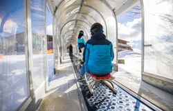 Ein aufregendes Abenteuer erwartet die Besucher, während sie auf dem Förderband sanft den Hang hinauf gleiten. Umgeben von schneebedeckten Bergen und glitzerndem Schnee, ist der Spaß beim Rodeln garantiert. Hier in Annaberg wird der Winter zum unvergesslichen Erlebnis für die ganze Familie.