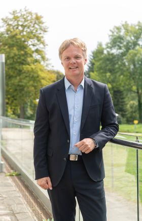 Michael Duscher, Geschäftsführer der Niederösterreich Werbung, steht im Freien vor einem modernen Gebäude.
