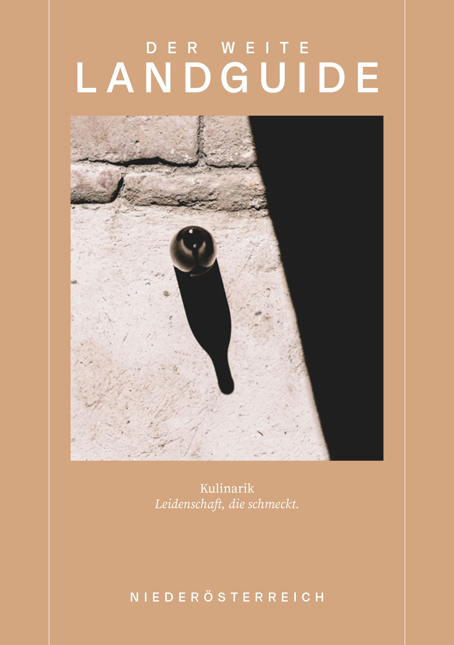 Cover der Broschüre "Der weite Landguide, Edition Kulinarik". Abgebildet ist eine Weinflasche, die an eine Sonnenuhr erinnert und einen Schatten wirft, der nach Süden zeigt. 