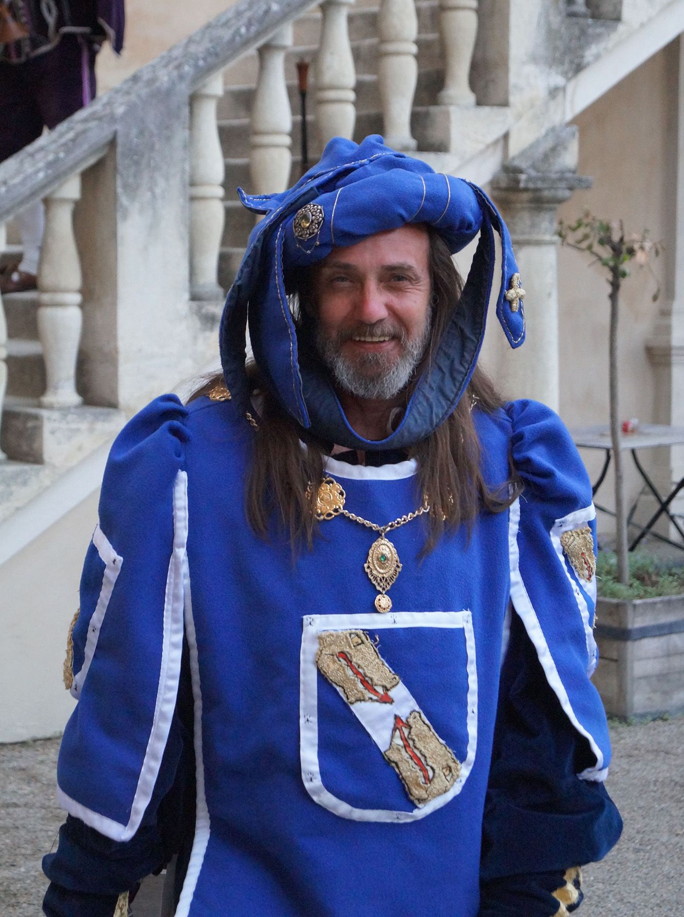 Person in mittelalterlicher Kleidung bei einem Ritteressen auf Schloss Rosenburg.