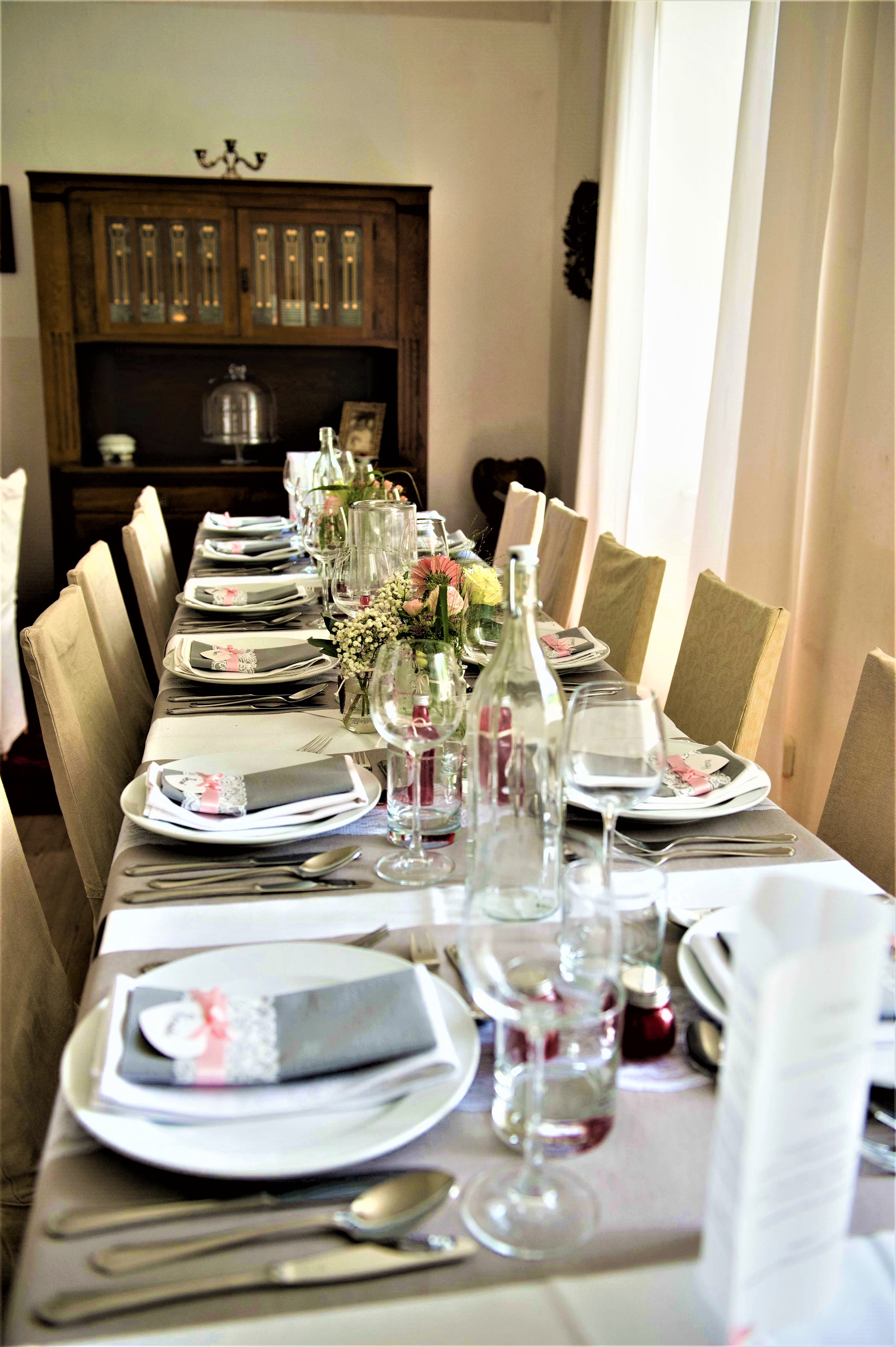 Festlich gedeckter Tisch mit Blumen und Geschirr im Höblinghof.