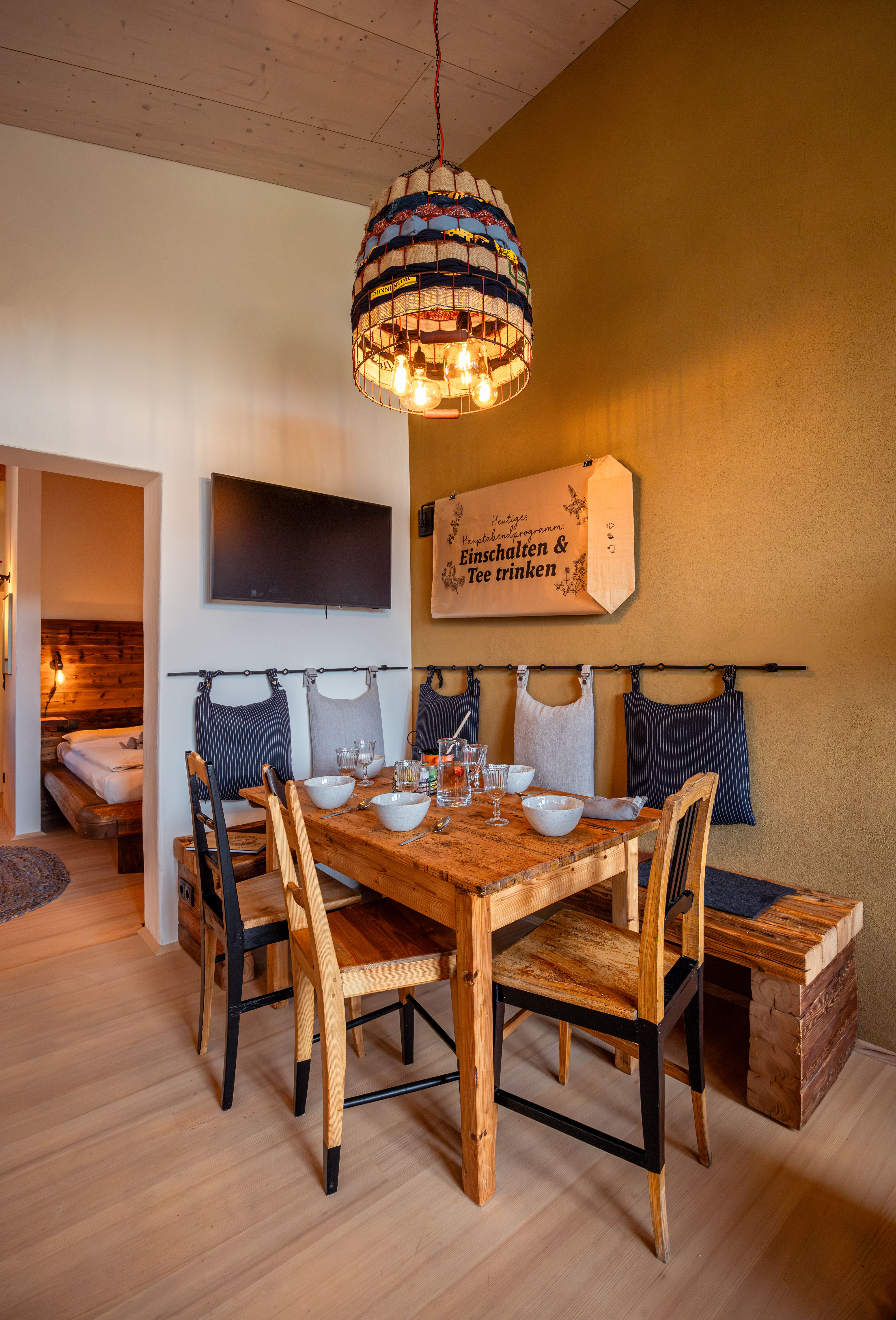 Innenhof mit gepflastertem Weg, Pflanzen und modernen Gebäuden unter blauem Himmel.