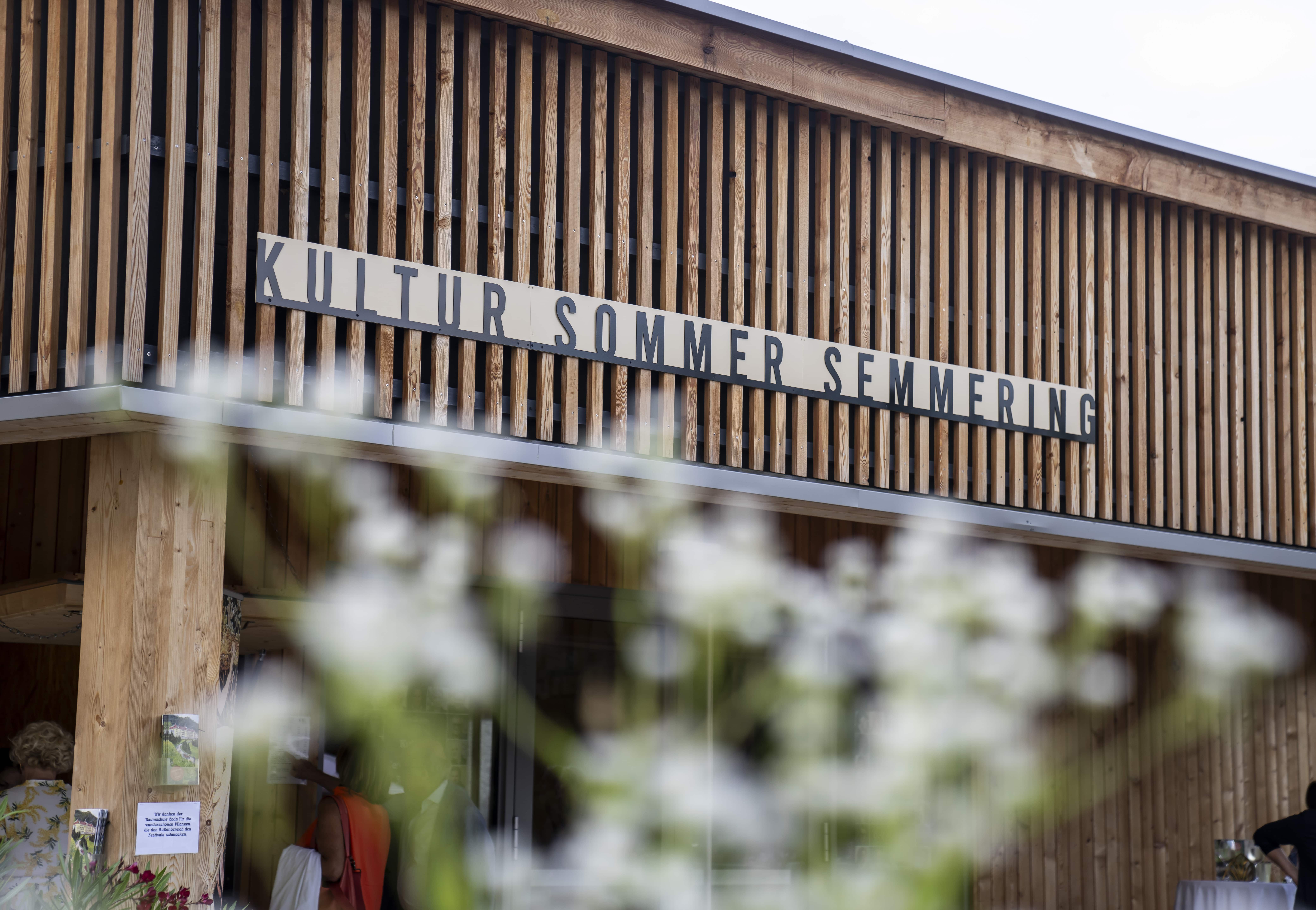 Kulturstätte aus Holz von außen mit der Aufschrift "Kultur Sommer Semmering"