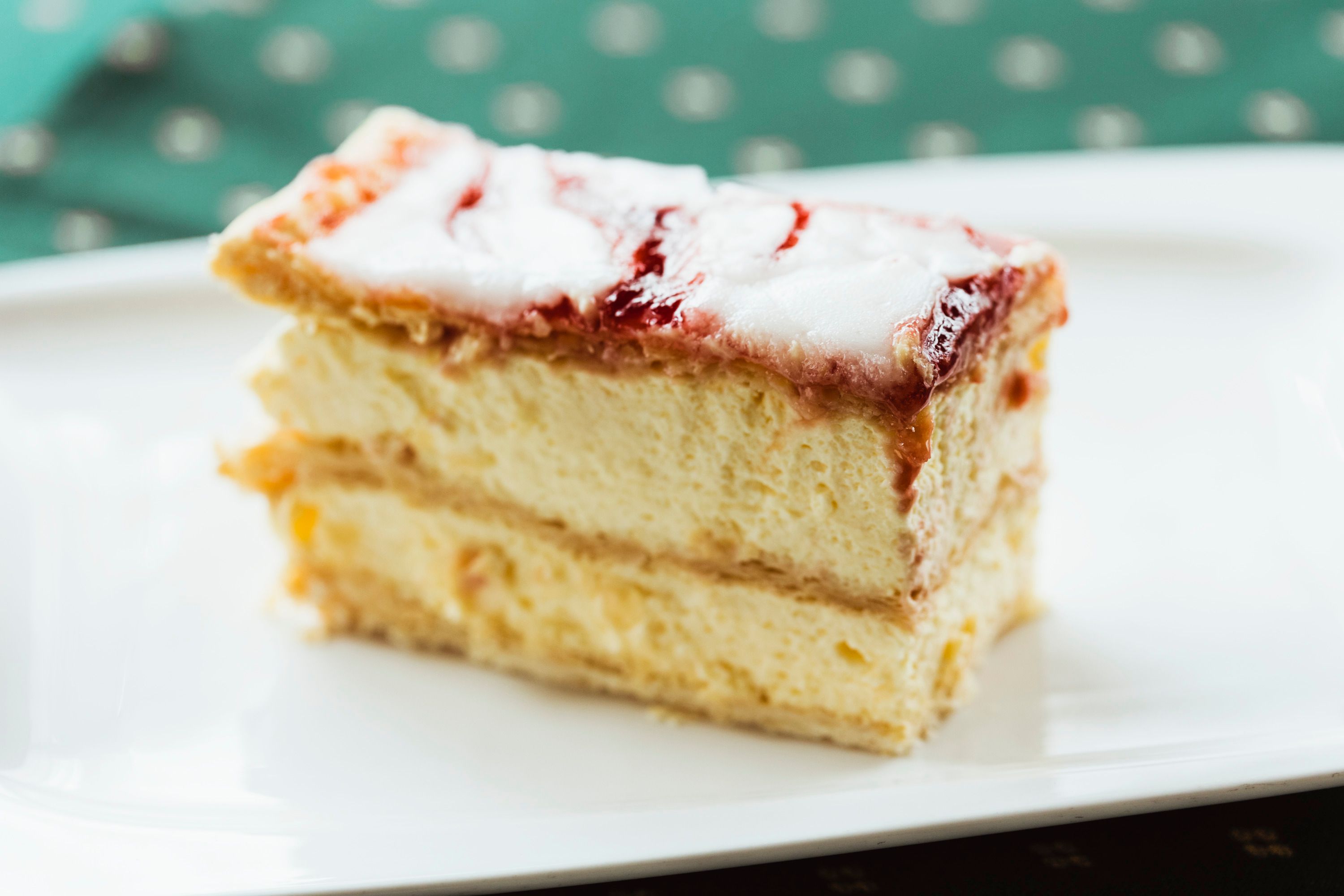 Ein Stück Cremeschnitte auf einem weißen Teller.