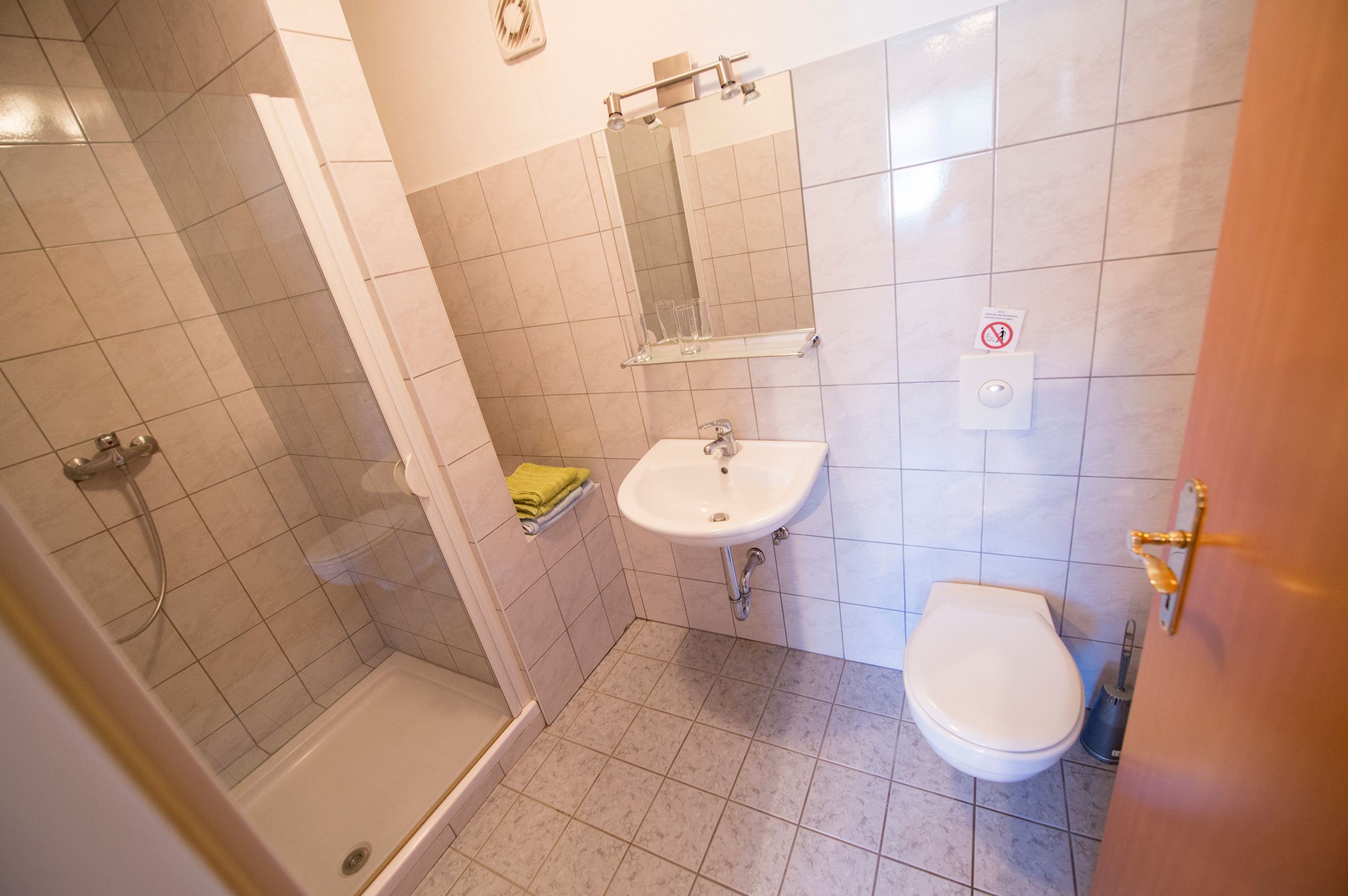 Weiteres Bad mit WC, Dusche und Toilette.