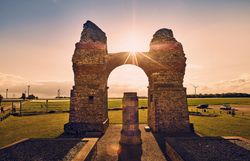 Das Heidentor erhebt sich majestätisch gegen den strahlend blauen Himmel, während die Sonne durch die zerklüfteten Steine strahlt. Umgeben von sanften Wiesen und dem sanften Rauschen des Windes, lädt dieser historische Ort dazu ein, die faszinierende Geschichte der Region zu entdecken. Ein perfekter Ort für einen unvergesslichen Sommerausflug.