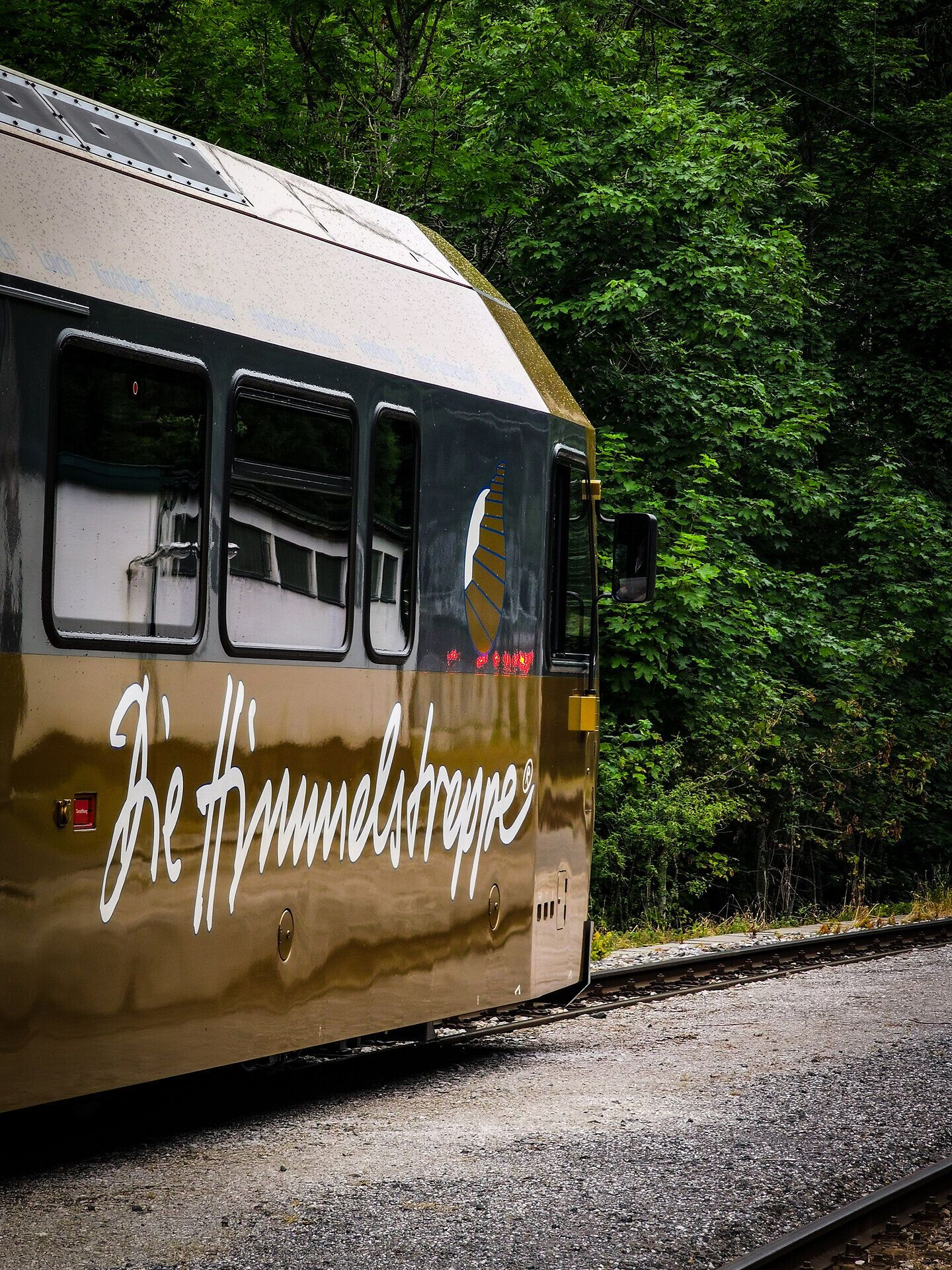 Die goldene Bahn schmiegt sich sanft in die umgebende Natur, während die Bäume im Hintergrund ein Gefühl von Ruhe und Abgeschiedenheit vermitteln. Hier, wo die Himmelstreppe die Landschaft durchquert, wird jeder Moment zu einem unvergesslichen Erlebnis in der malerischen Umgebung des Mostviertels.