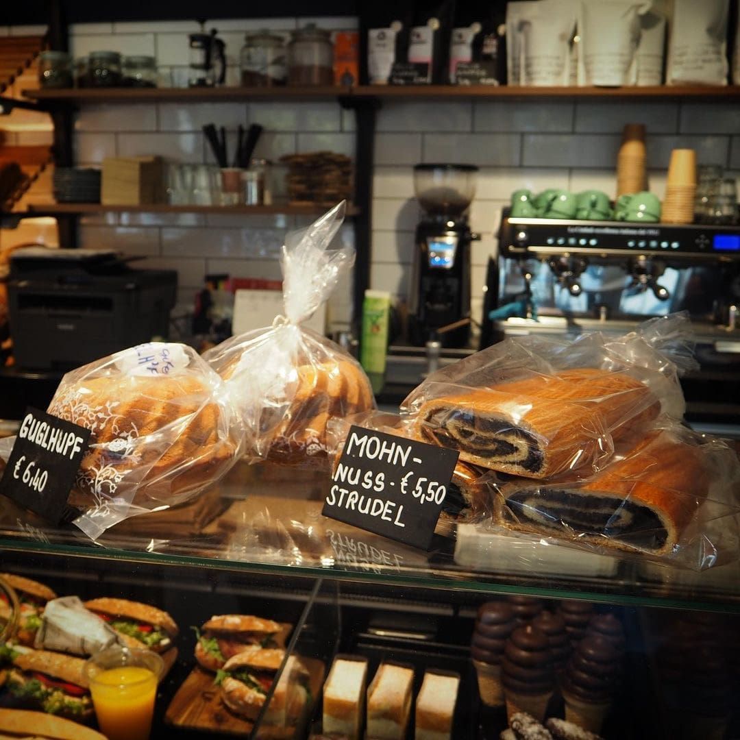 Bäckereiauslage mit Guglhupf und Mohn-Nuss-Strudel.