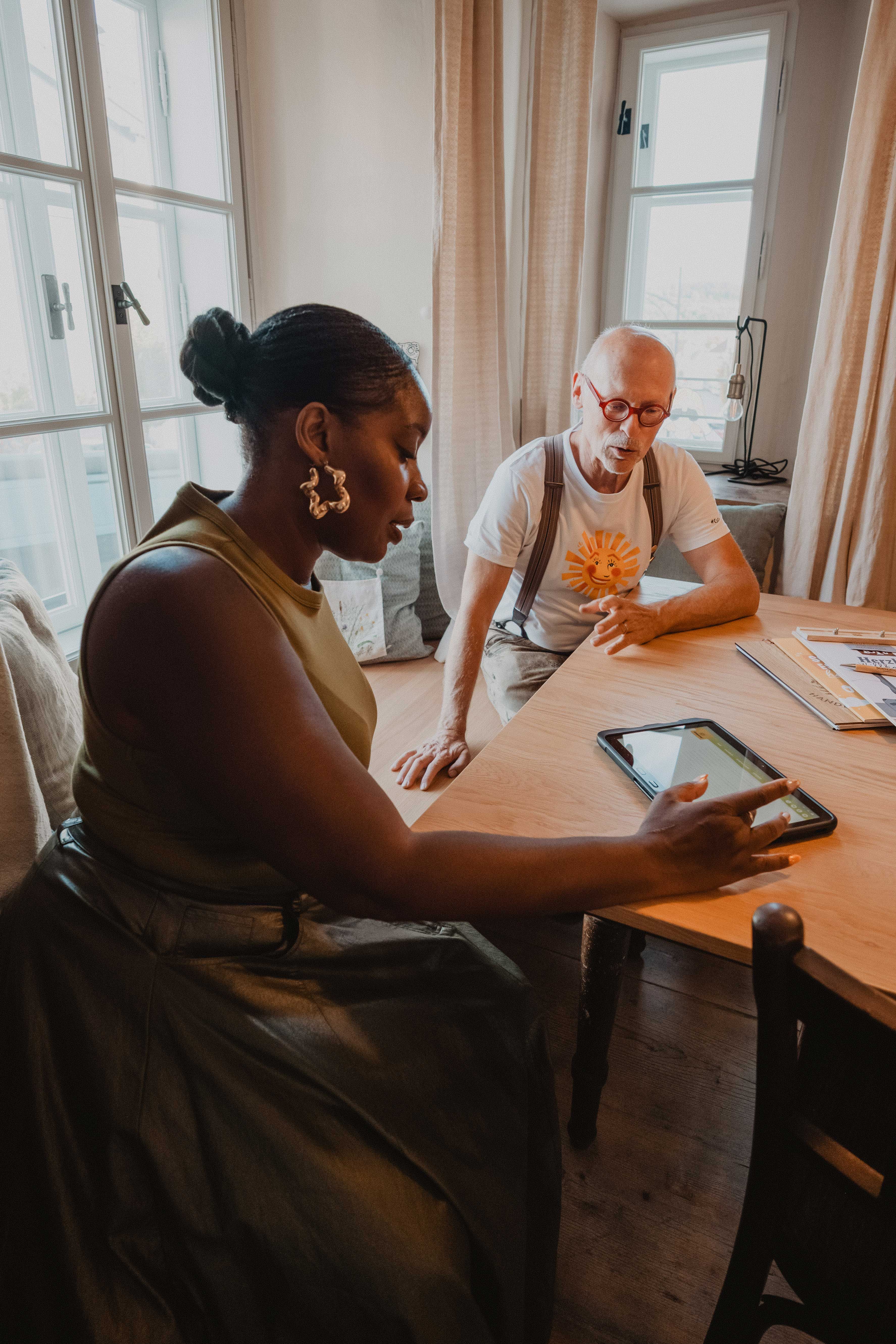 Christl Clear und Johannes Gutmann im Vorgespräch für die Aufnahme des Podcast "Urlaubsgeschichten zum Bleiben". 