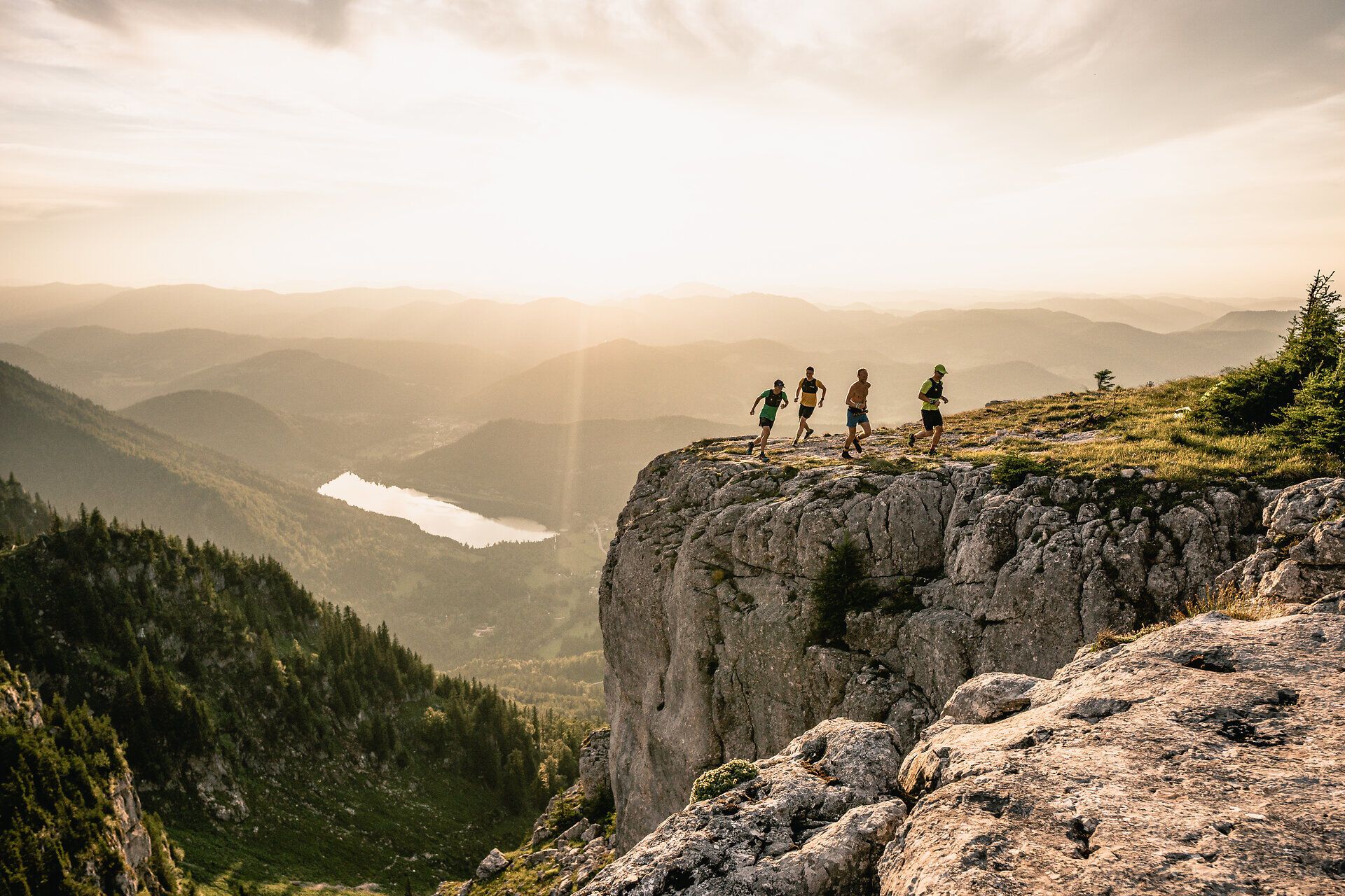 Die Sonne taucht die majestätischen Berge in goldenes Licht, während begeisterte Trailrunner über die schroffen Felsen sprinten. Umgeben von einer atemberaubenden Landschaft aus grünen Wäldern und sanften Hügeln, spüren sie die Freiheit und den Adrenalinkick der Natur. Ein unvergessliches Erlebnis für alle, die die Schönheit des Bergsommers entdecken möchten.