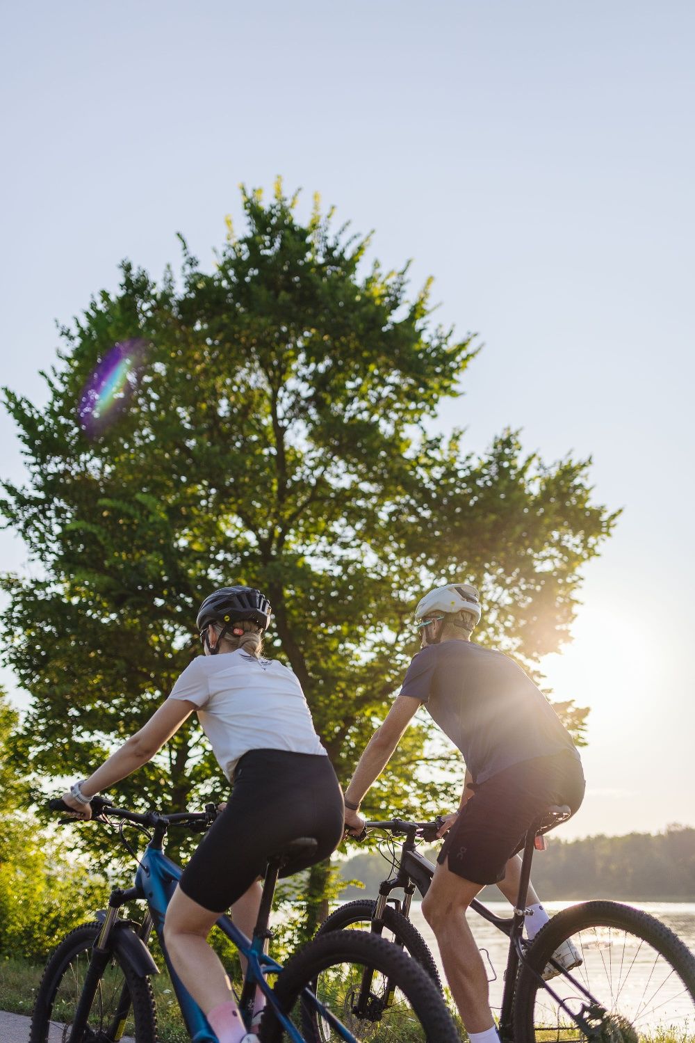 Biker entlang der Donau