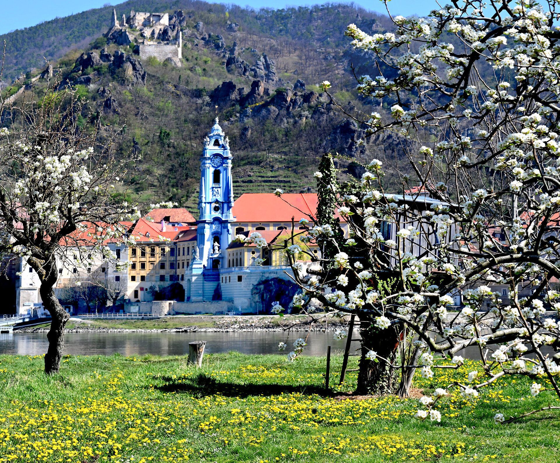 Im Frühling erblühen die Marillenbäume in voller Pracht und verleihen der Landschaft eine zauberhafte Atmosphäre. Die sanften Hügel und der majestätische Berg im Hintergrund laden zu unvergesslichen Erkundungen ein. Genießen Sie die malerische Aussicht und die frische Luft in dieser idyllischen Umgebung.