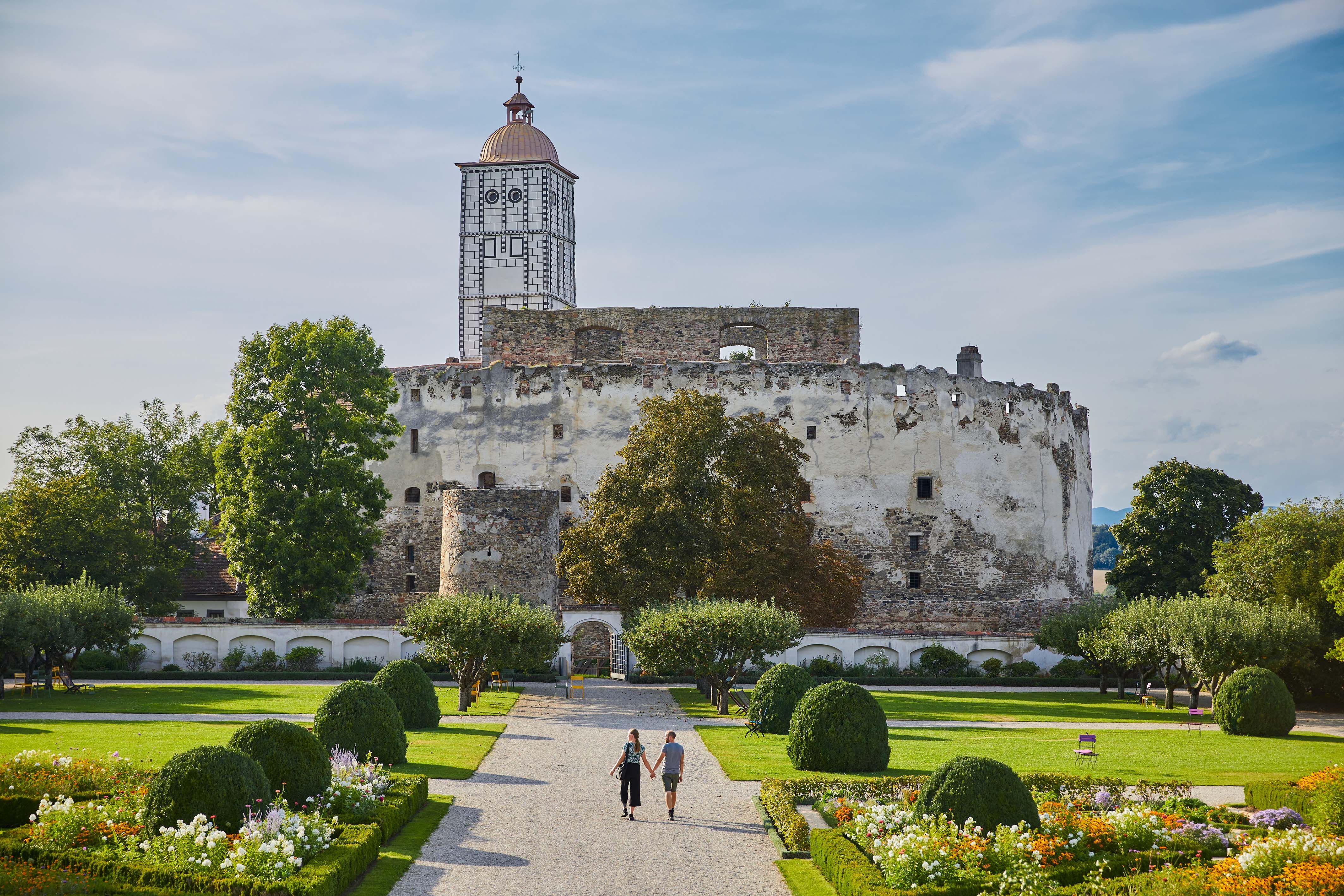 Schallaburg mit Garten und zwei Personen auf dem Weg.