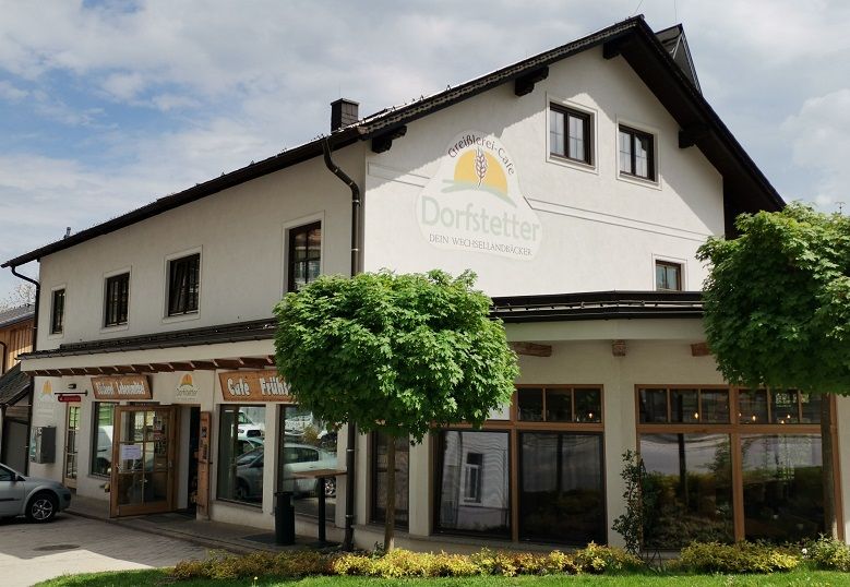 Außenansicht der Bäckerei Dorfstetter mit Bäumen davor.