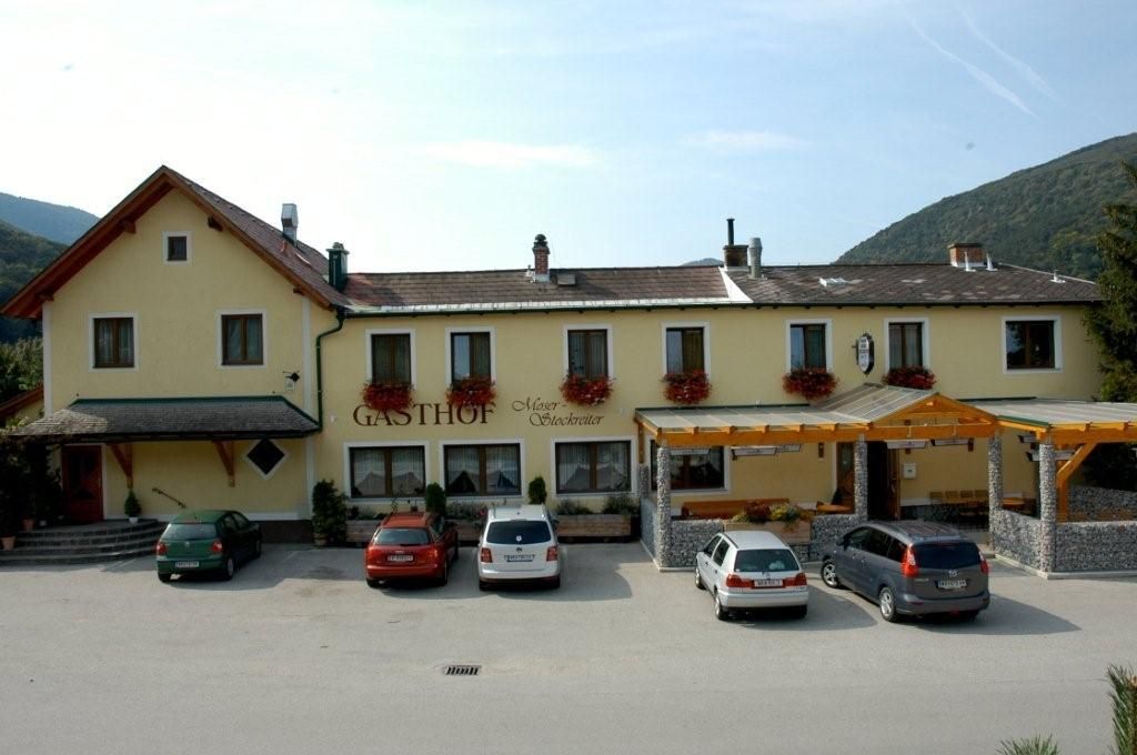 Gasthof Moser-Stockreiter mit geparkten Autos davor.