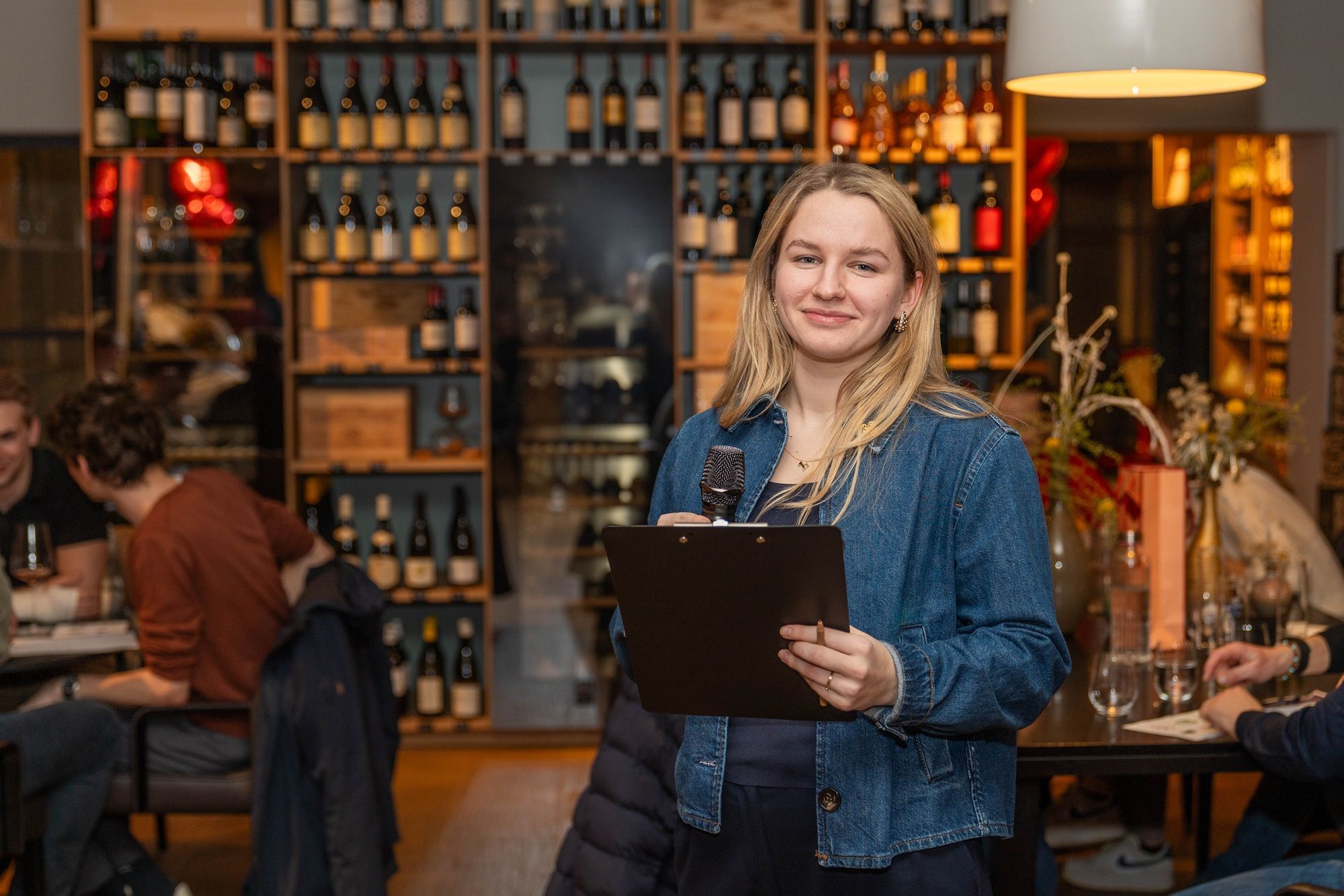 Theresia hält ein Clipboard mit den Quizfragen in der Hand