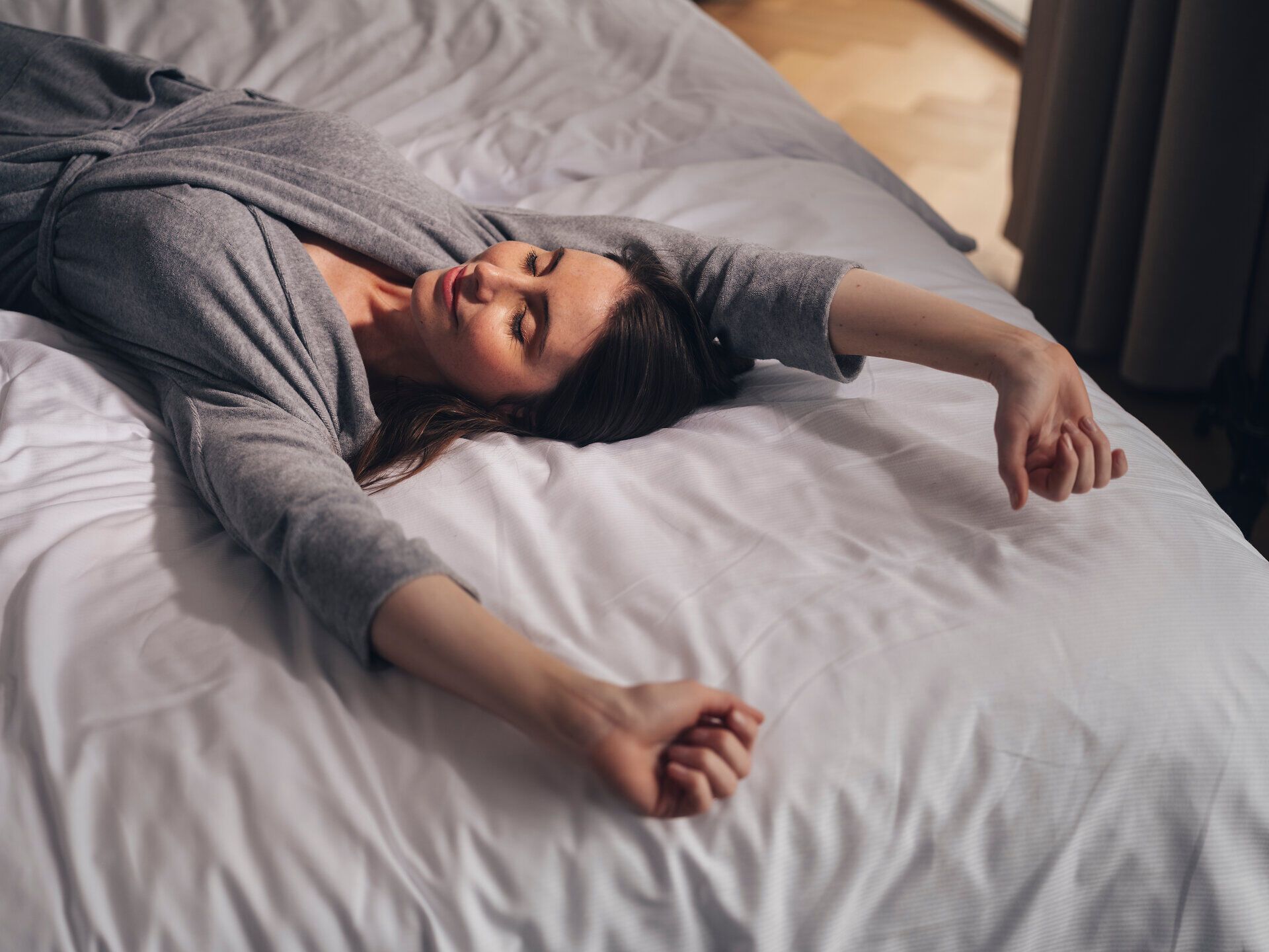 In einem gemütlichen Hotelzimmer breitet sich eine entspannte Atmosphäre aus. Die sanften Lichtstrahlen, die durch das Fenster fallen, laden dazu ein, den Tag mit einem tiefen Atemzug und einem Moment der Ruhe zu beginnen.