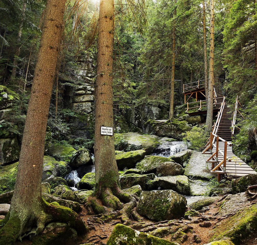 Umgeben von majestätischen Bäumen und sanft plätscherndem Wasser, lädt der Lohnbachfall zu einer erfrischenden Auszeit in der Natur ein. Die grüne Idylle und die frische Luft schaffen eine perfekte Kulisse für Wanderer, die die Schönheit der Umgebung genießen möchten.