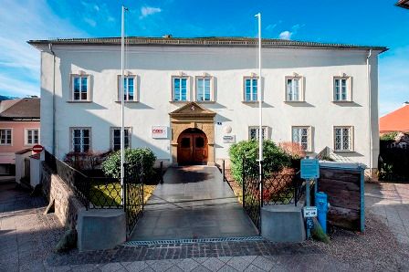 Historisches Gebäude mit weißer Fassade und mehreren Fenstern, bekannt als Hofrichterhaus.