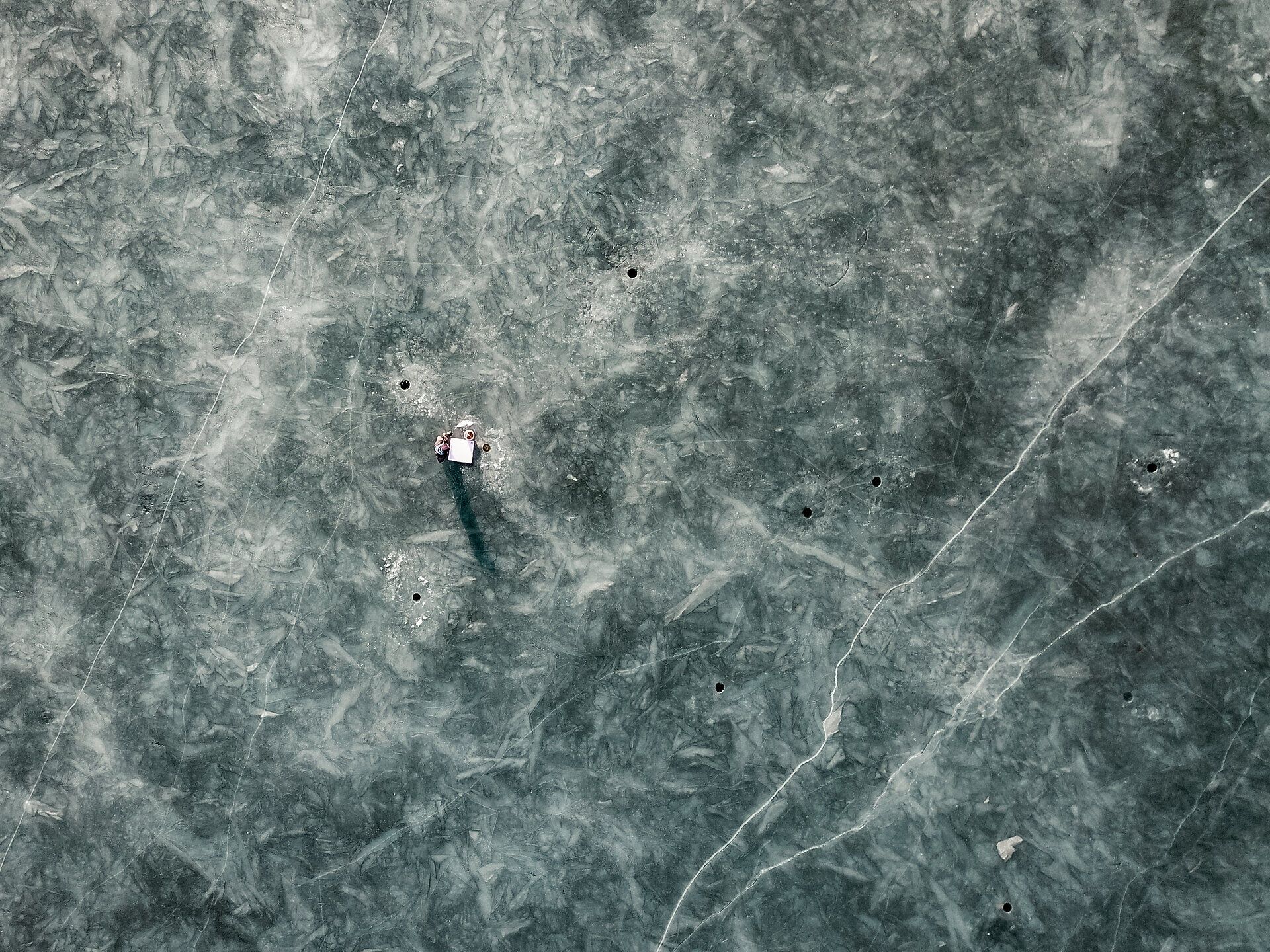Ein stiller Stausee, bedeckt mit einer glitzernden Eisschicht, lädt zum Eisfischen ein. Die ruhige Atmosphäre und die unberührte Natur schaffen einen perfekten Rückzugsort für Angler und Naturliebhaber. Hier, wo die Zeit stillzustehen scheint, wird jeder Fang zu einem besonderen Erlebnis.