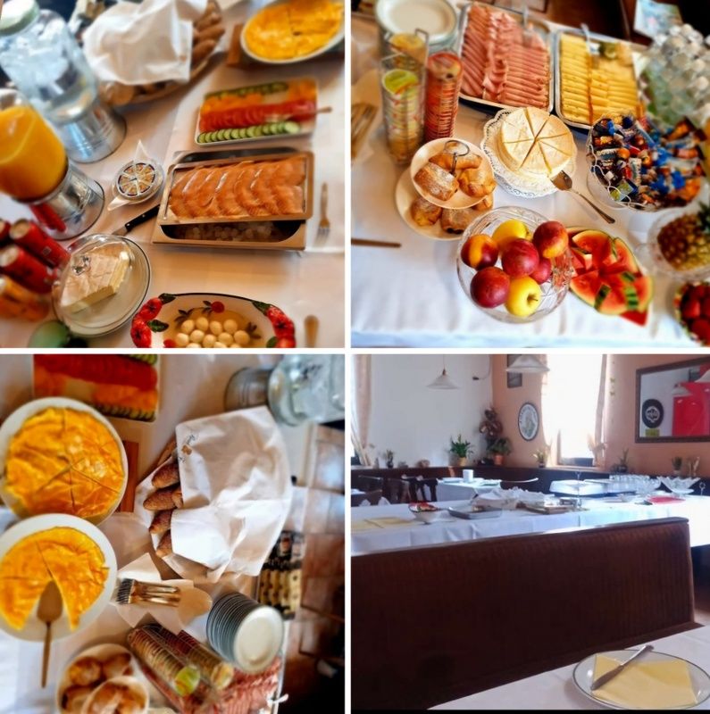 Ein reichhaltiges Frühstücksbuffet mit verschiedenen Speisen und Getränken auf einem Tisch.