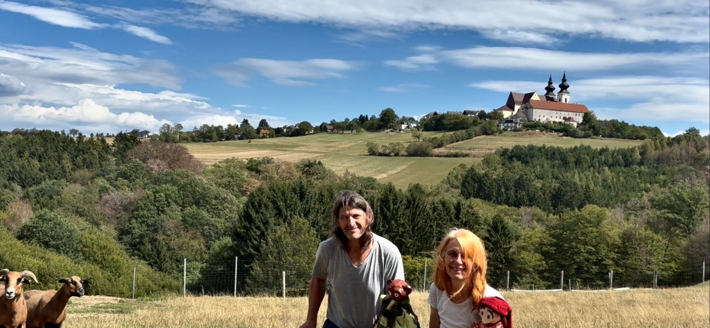 Ein Paar mit Handpuppen im Hintergrund Maria Taferl