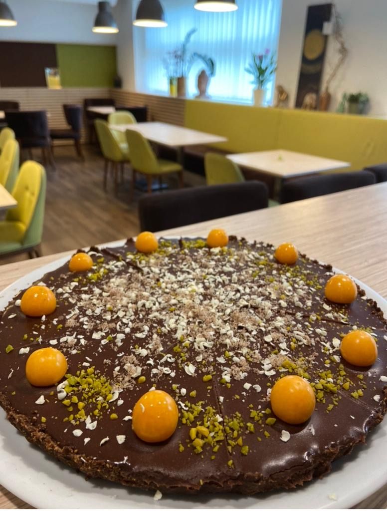 Schokoladentorte mit Physalis in einem Café.