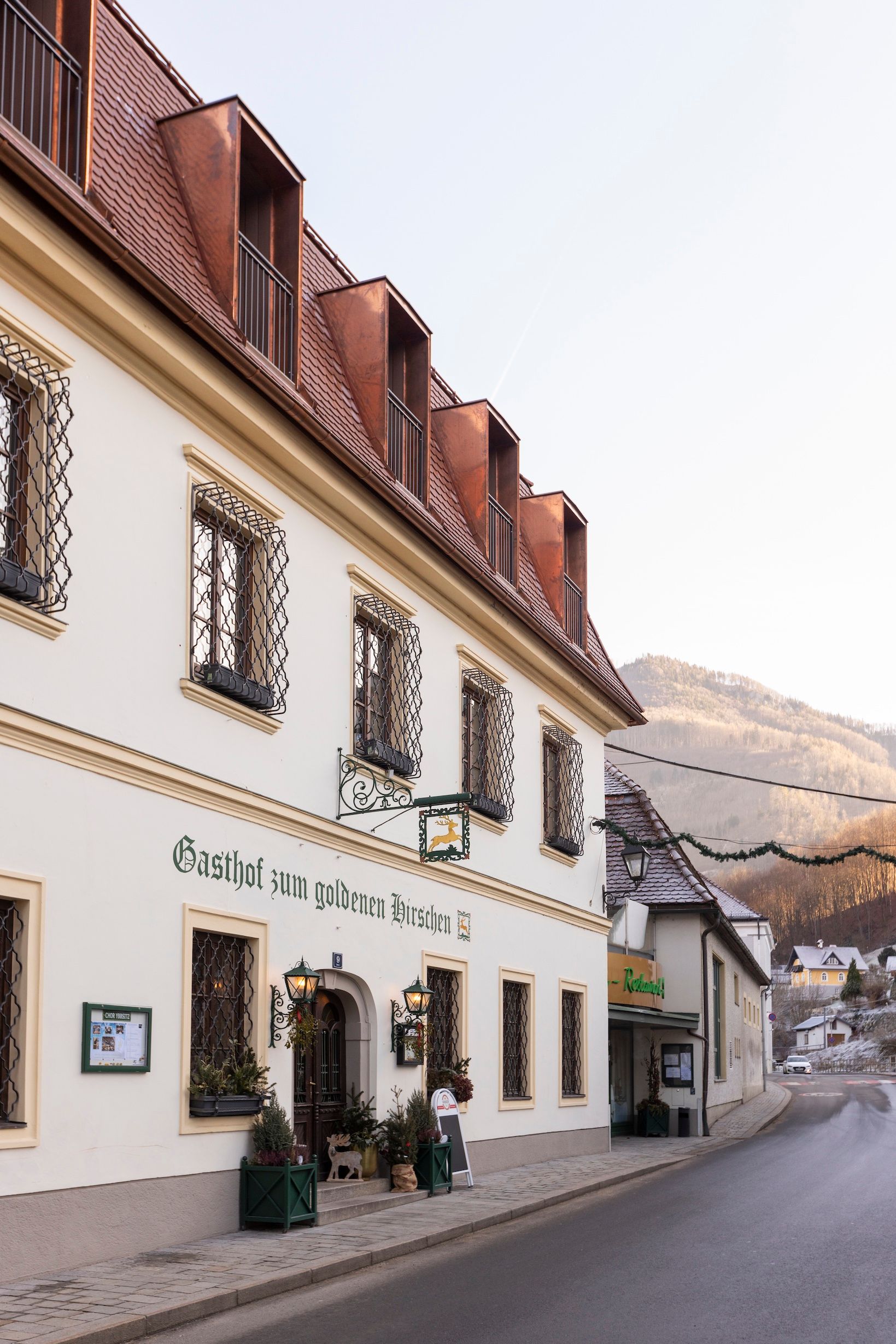 Zimmer & Apartments "Gasthof zum Goldenen Hirschen"