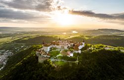 Hoch oben auf dem Hügel thront das Benediktinerstift Göttweig majestätisch über dem Donautal. Die sanften Hügel und die glitzernde Donau im Sonnenlicht schaffen eine malerische Kulisse, die zum Verweilen und Entdecken einlädt.