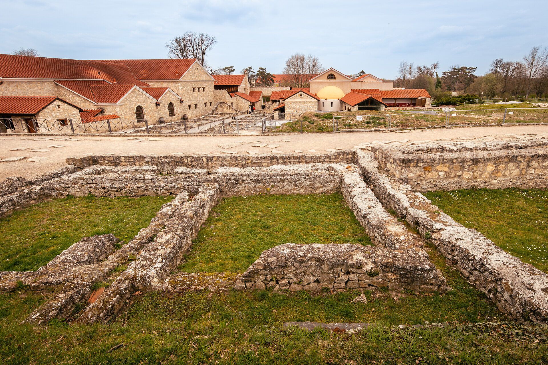 Außenaufnahme von römischen Häusern aus Stein.
