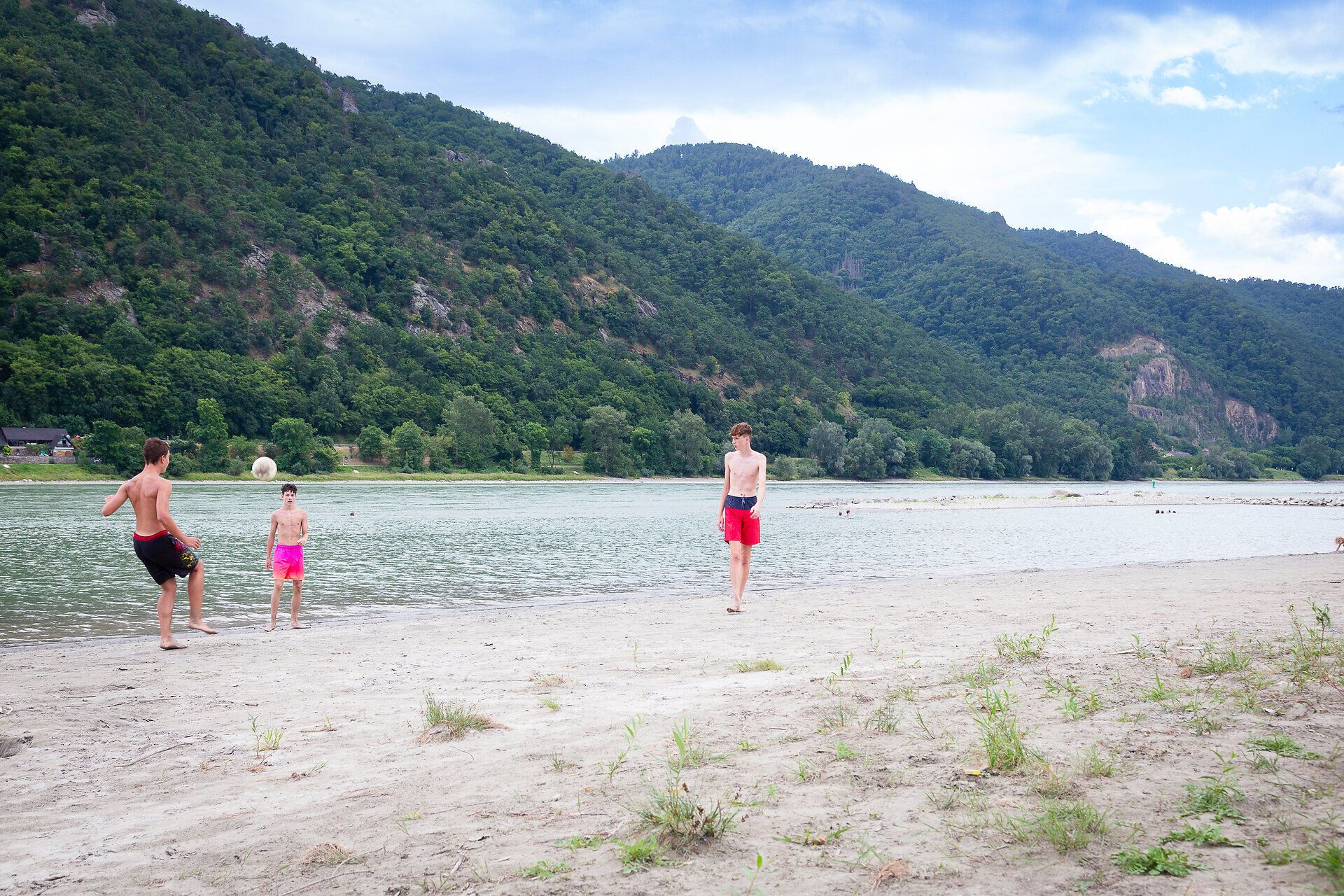 Ballspielende Burschen am Donaustrand in Weißenkirchen