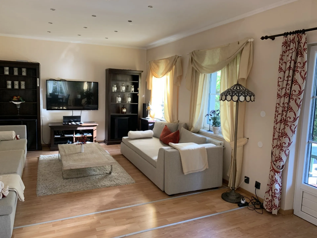 Großes, beiges Wohnzimmer mit zwei gemütlichen Sofas und Ausgang zur Terrasse