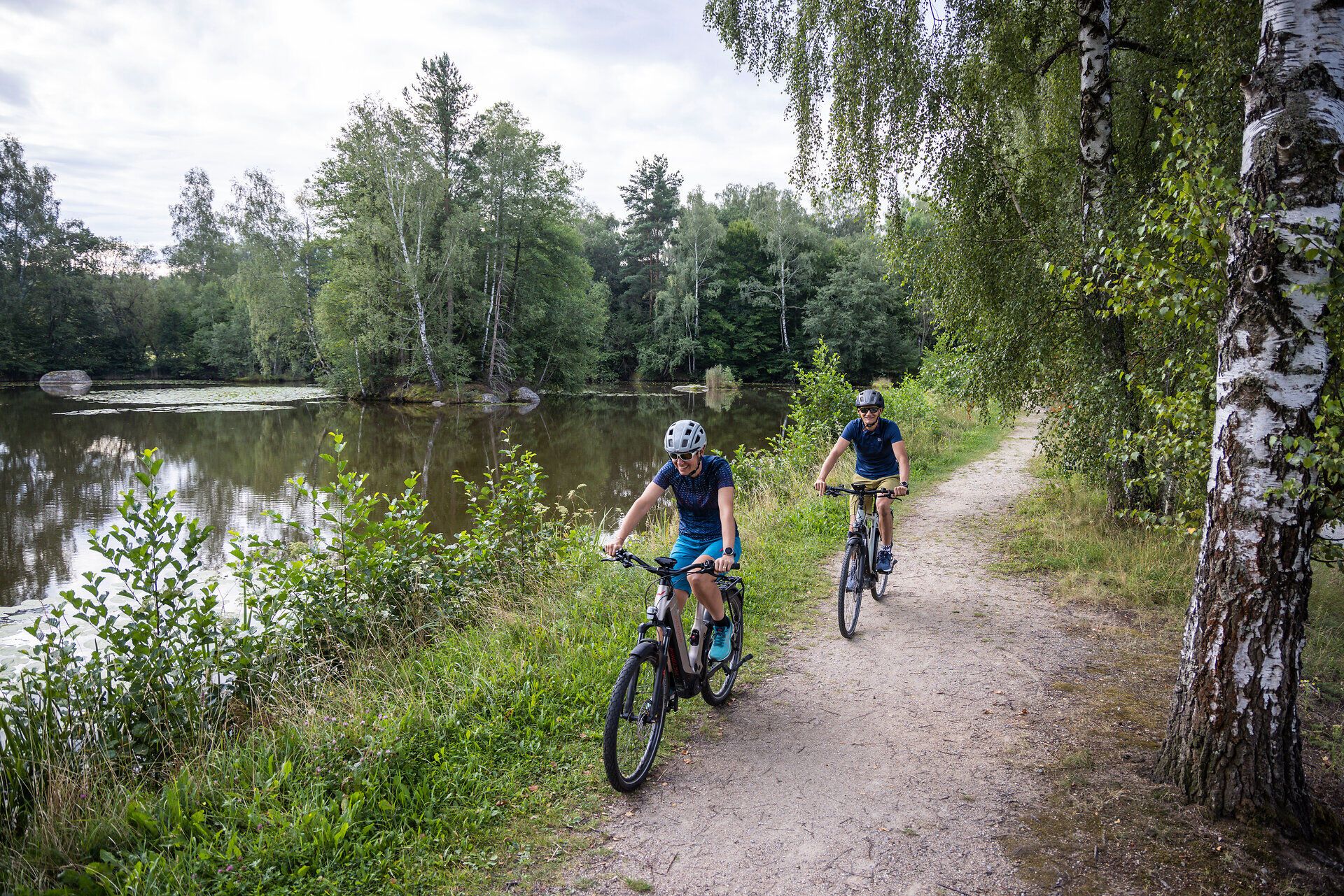 Sanfte Radwege schlängeln sich entlang des glitzernden Wassers, umgeben von üppigem Grün und majestätischen Bäumen. Die frische Luft und das sanfte Plätschern des Wassers schaffen eine einladende Atmosphäre für Naturliebhaber und Radfahrer. Hier im Waldviertel wird jeder Moment zu einem unvergesslichen Erlebnis in der Natur.