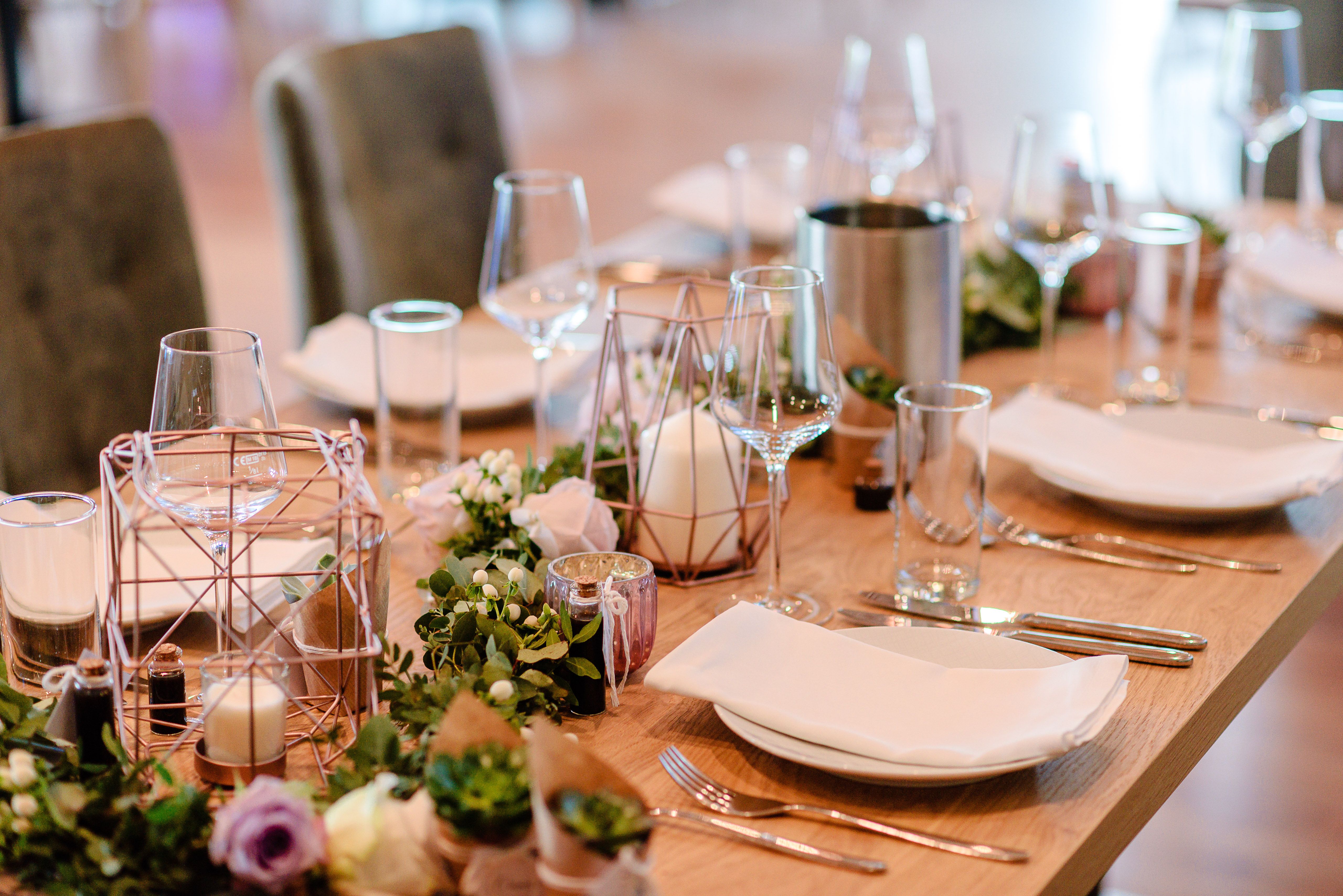 Elegante Hochzeitstafel mit Blumen und Kerzen.