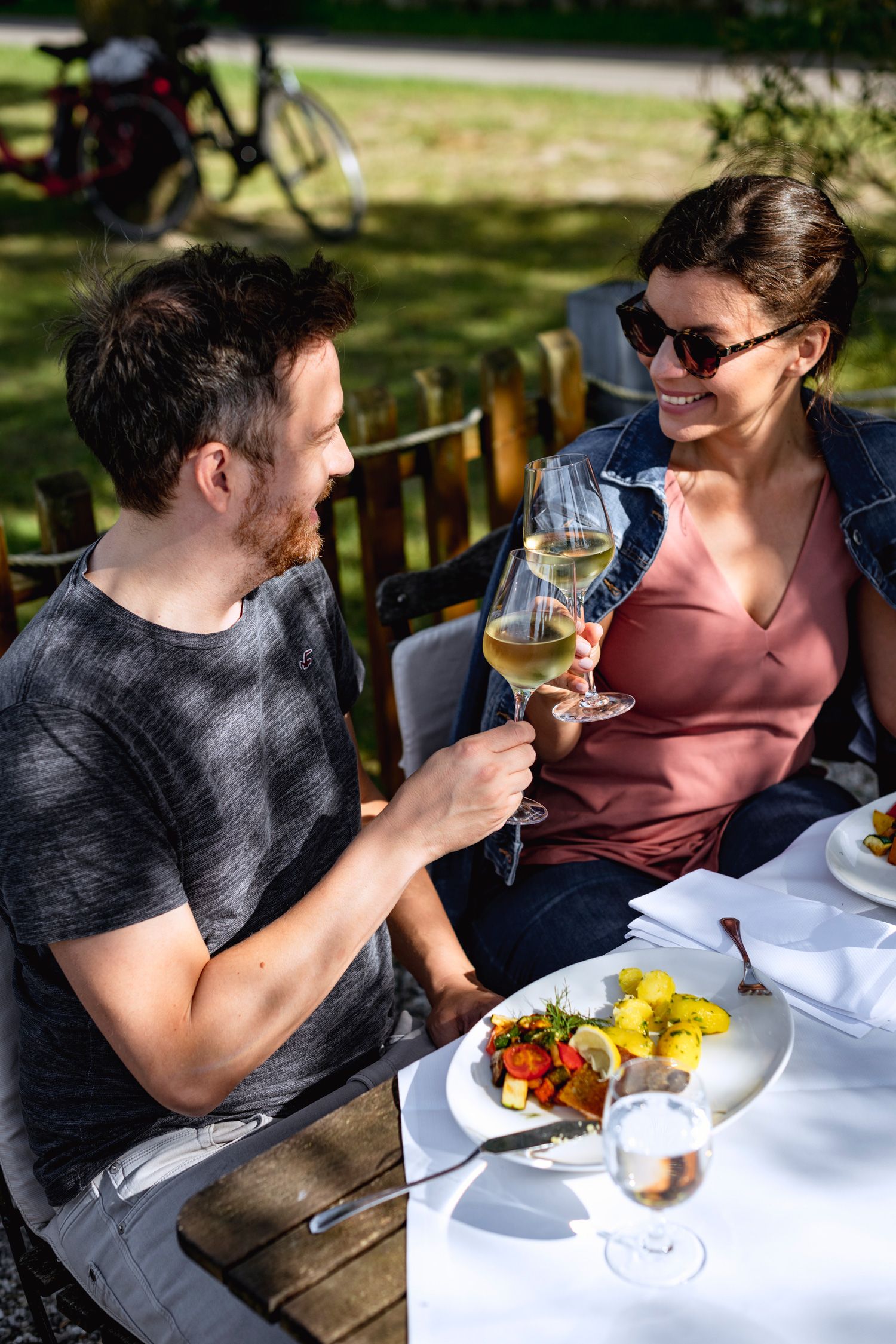 Gastgarten direkt an der Donau im Gasthof "Zum goldenen Anker", Pärchen beim Essen