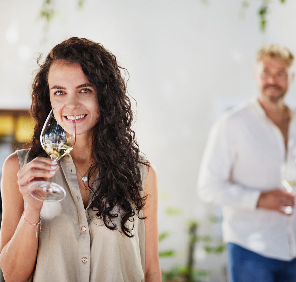 Innenansicht eines Cafés mit Theke, Kaffeemaschine und Gläsern.