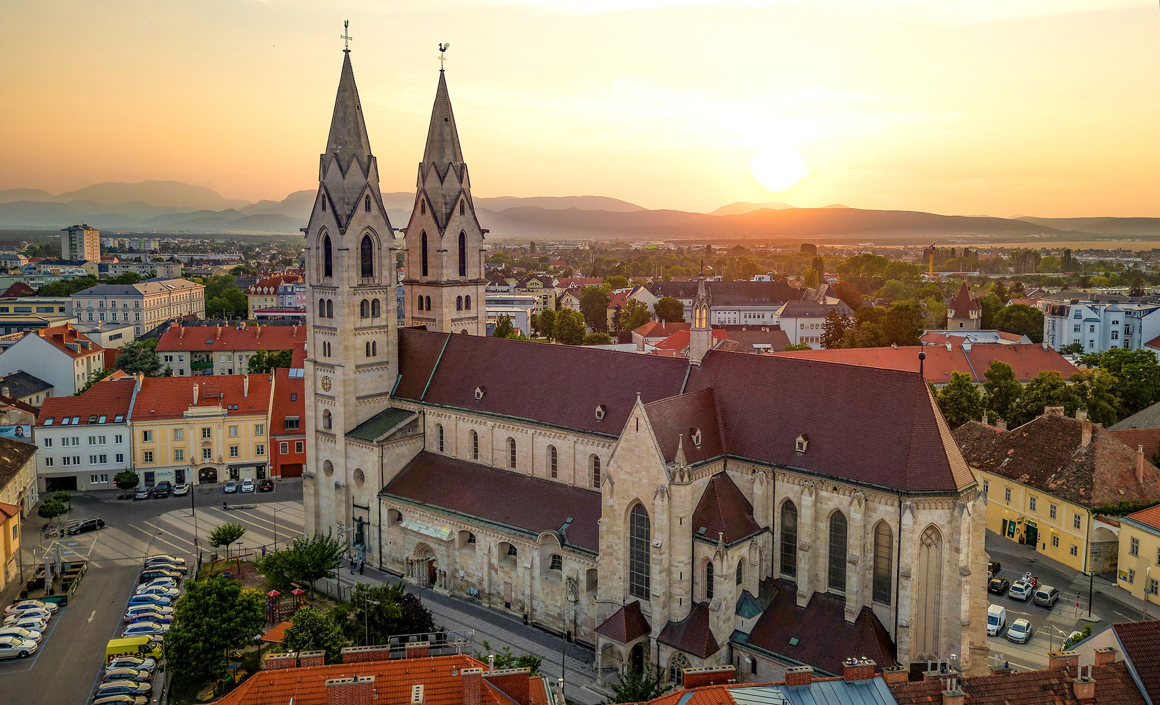 Luftaufnahme des Doms von Wiener Neustadt bei Sonnenuntergang.