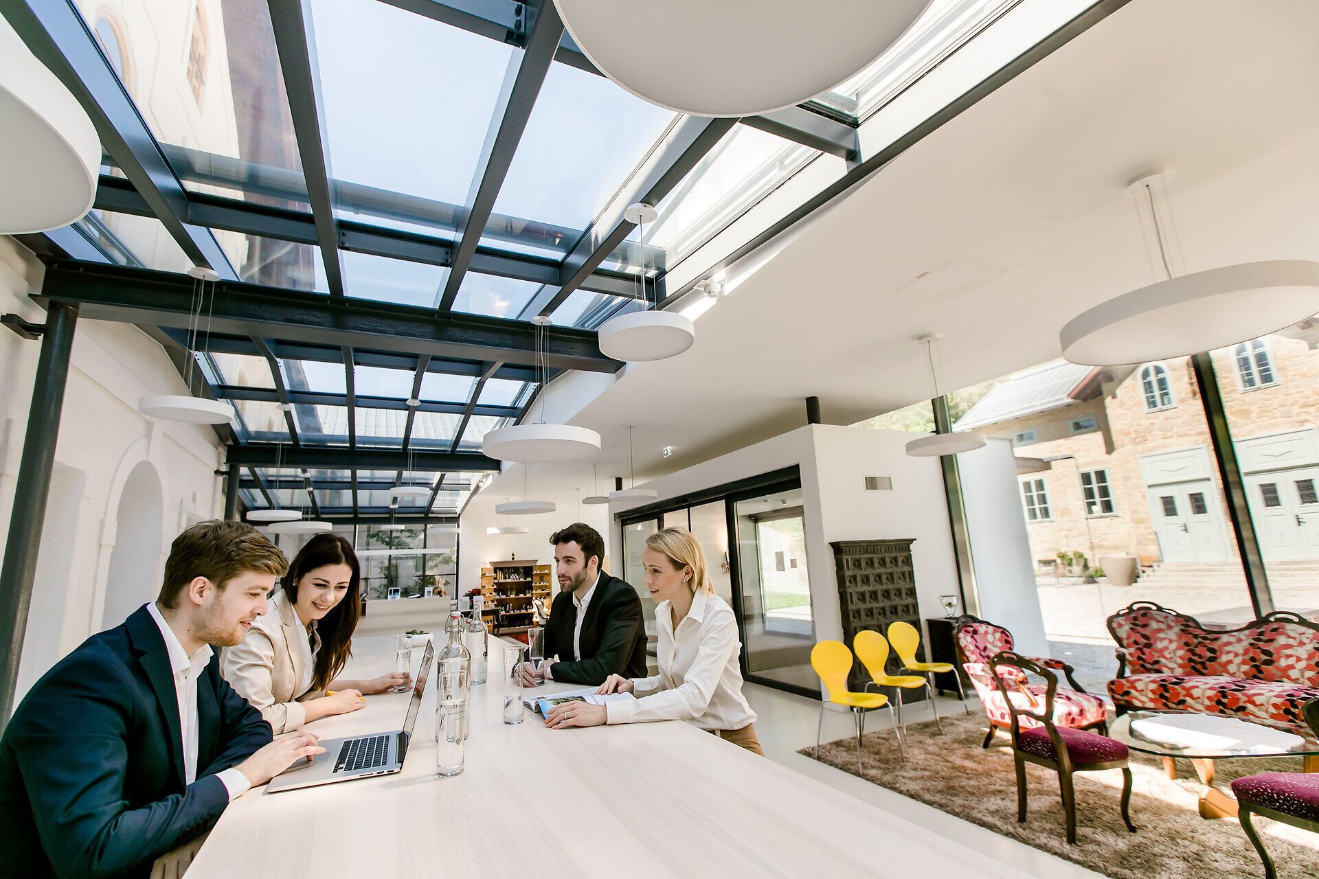 In einem lichtdurchfluteten Raum versammeln sich Menschen, um Ideen auszutauschen und kreative Projekte zu entwickeln. Die moderne Architektur und die stilvolle Einrichtung schaffen eine inspirierende Atmosphäre, die zum Verweilen einlädt. Hier wird der Geist der Zusammenarbeit lebendig.