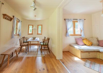 Innenansicht eines gemütlichen Modulhauses mit Essbereich und Sitzecke.