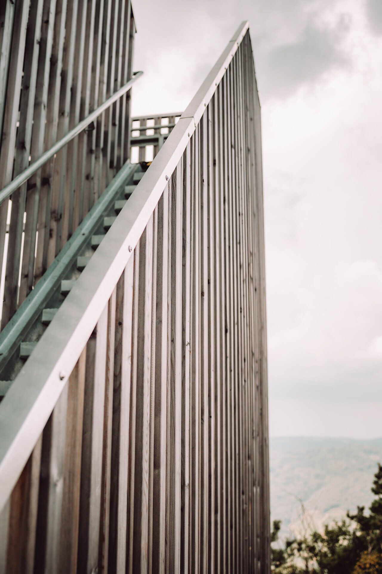 Die Holzstruktur der Aussichtsplattform erhebt sich majestätisch in den Himmel und bietet einen atemberaubenden Blick auf die umliegende Landschaft. Die sanften Hügel und die schimmernde Donau laden dazu ein, die Schönheit der Natur zu genießen und die frische Bergluft einzuatmen.