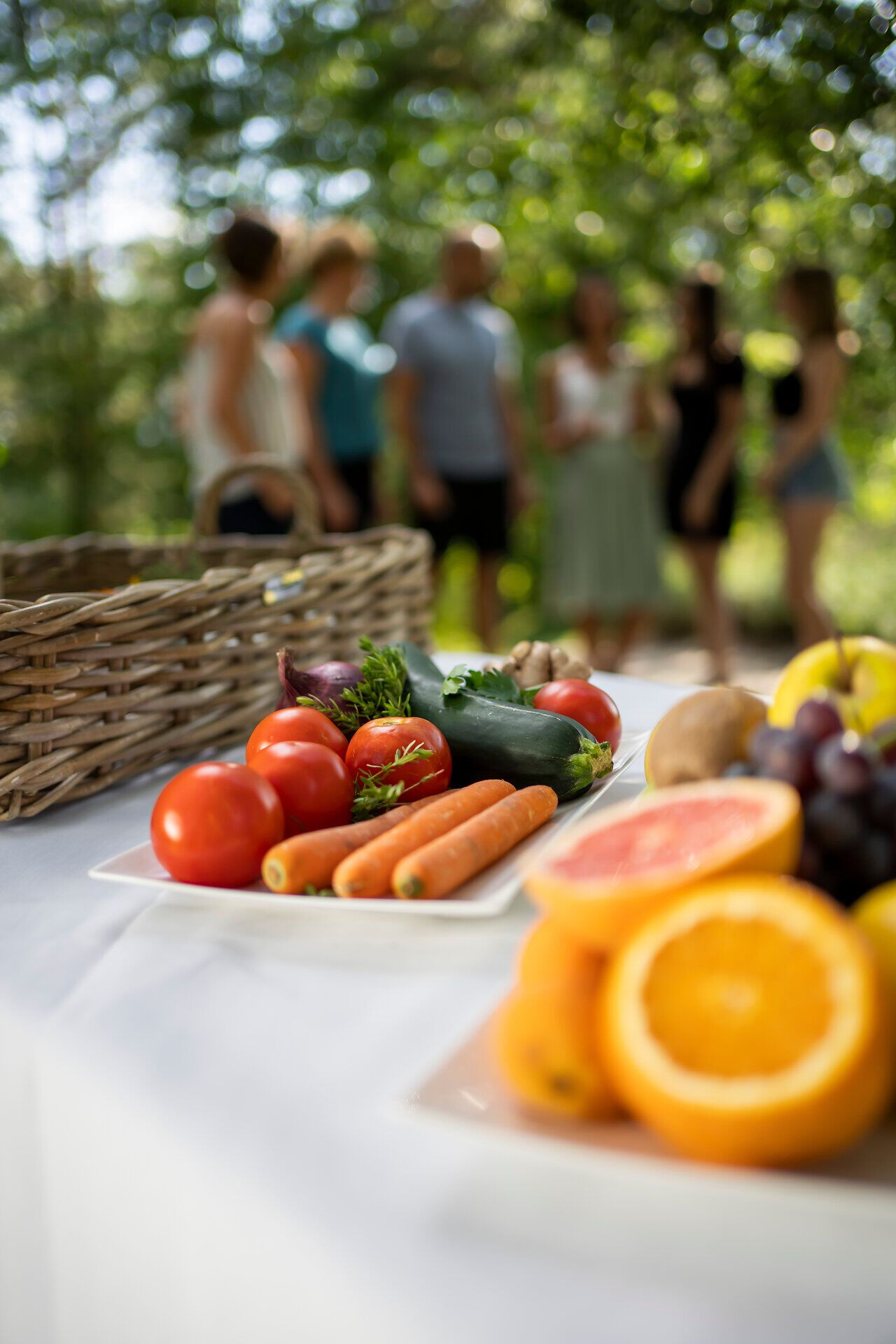 Frische, saftige Tomaten und knackige Karotten laden zu einem gesunden Genuss ein. Umgeben von der üppigen Natur, die den Sommer in seiner schönsten Form präsentiert, strahlt die Atmosphäre Ruhe und Vitalität aus.