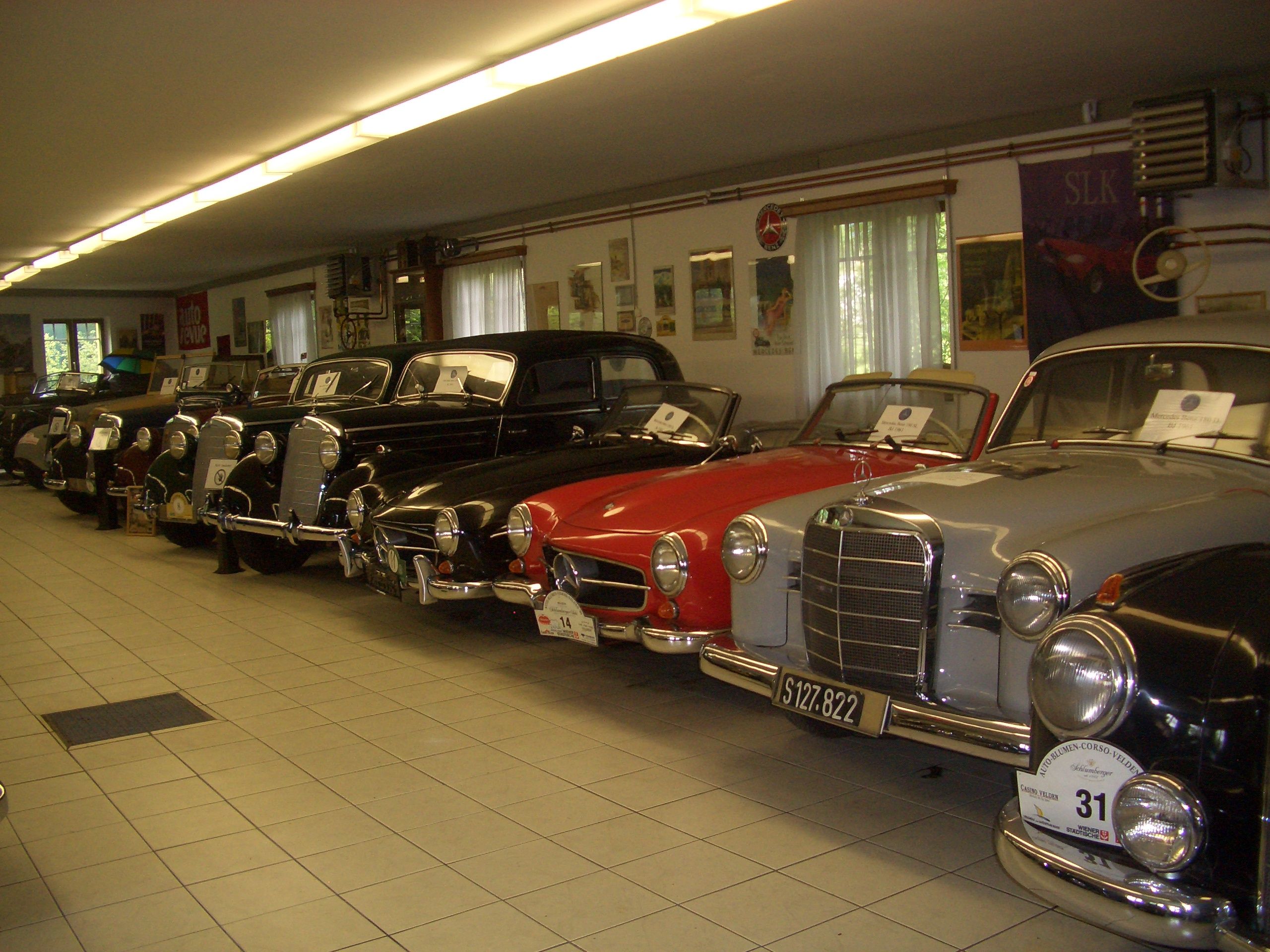 Reihe von Oldtimern in einem Museum.