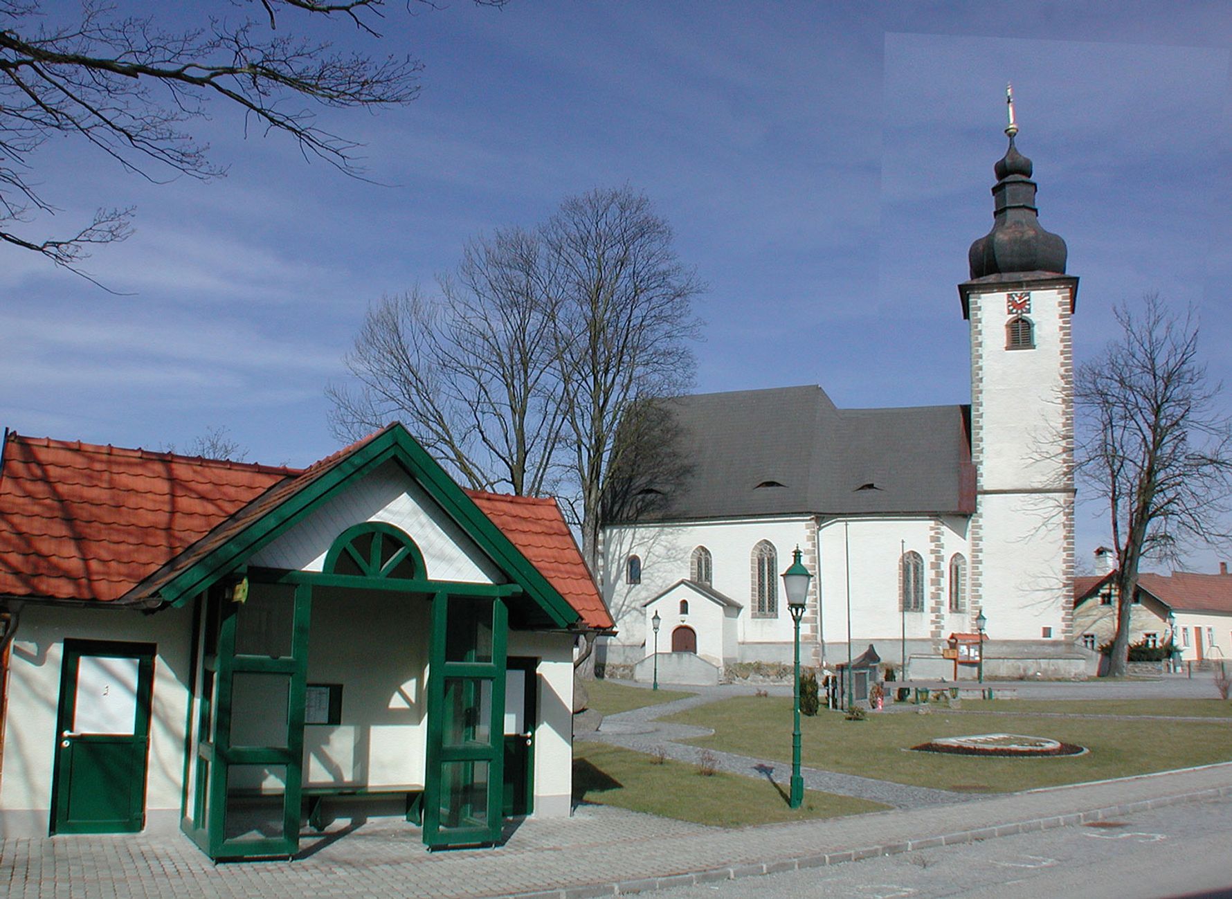 Kirche und Gebäude in Großdietmanns bei sonnigem Wetter.