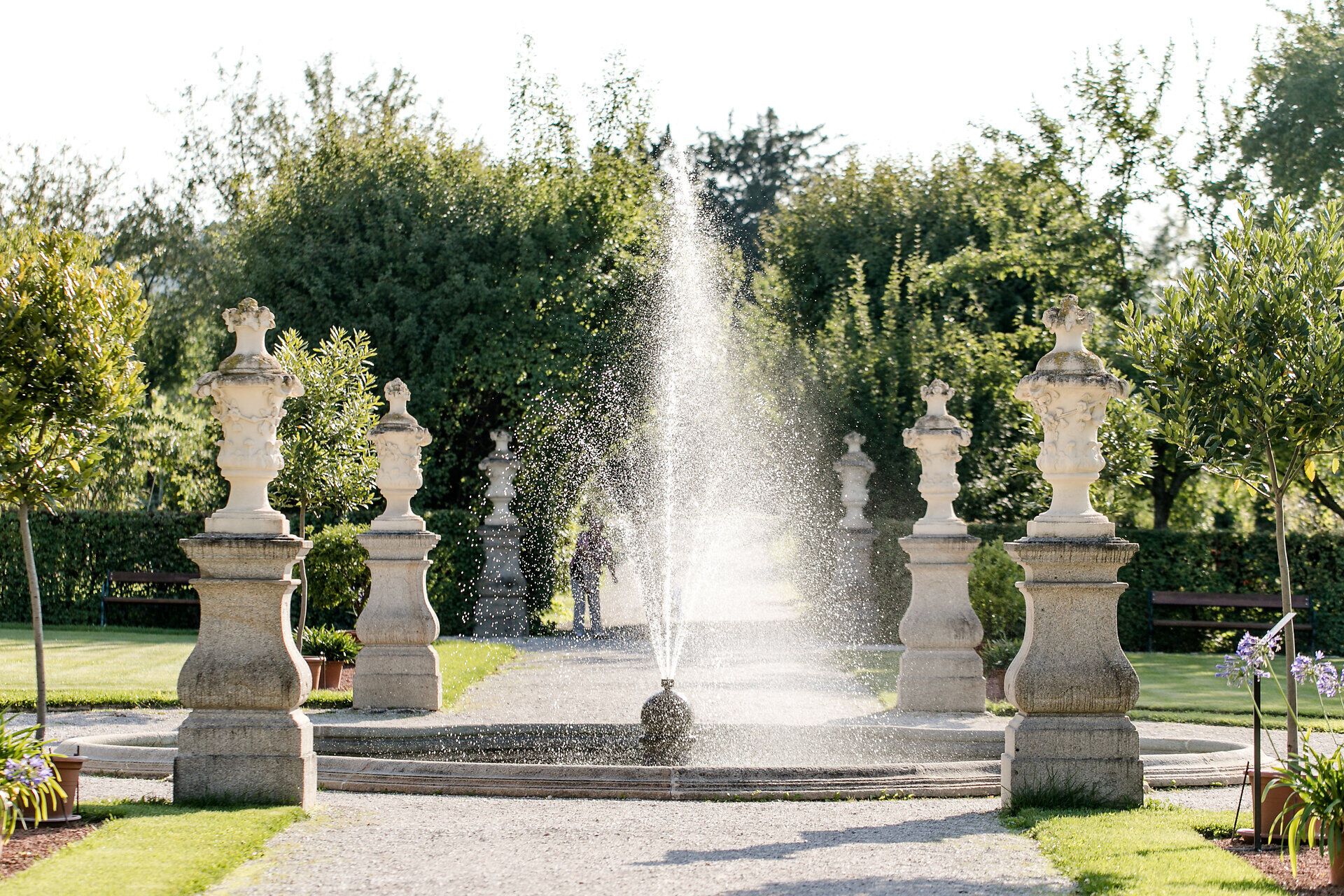 Der historische Hofgarten verzaubert mit seiner harmonischen Anordnung von kunstvoll gestalteten Brunnen und eleganten Statuen. Umgeben von üppigem Grün und blühenden Pflanzen lädt dieser Ort zum Verweilen und Träumen ein, während das sanfte Plätschern des Wassers eine beruhigende Atmosphäre schafft.