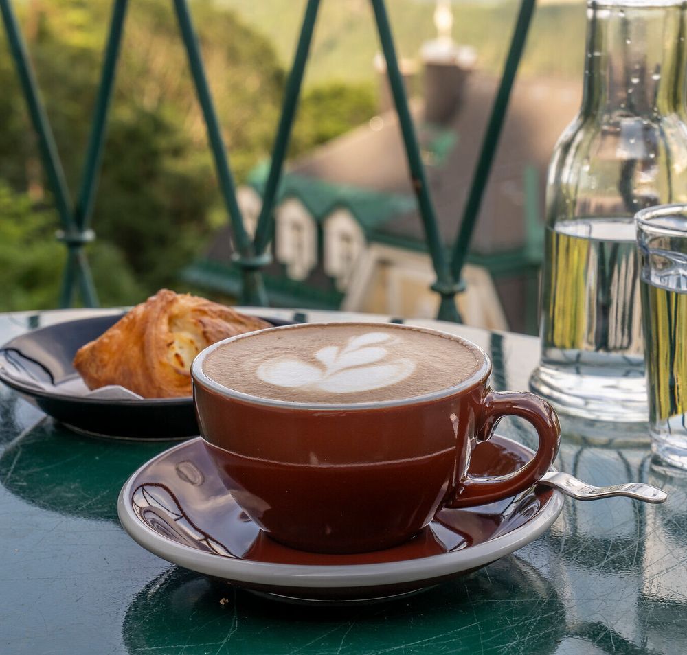 Kaffee wird mit Liebe auf der Terrasse des Veranstaltungspavillons am Semmering serviert.