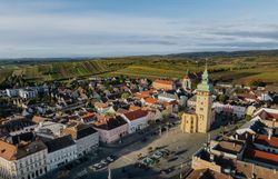 Der Retzer Hauptplatz mit seinen majestätischen Bauten und dem imposanten Rathausturm liegt eingebettet in die herbstliche Weinlandschaft des Retzer Landes.
